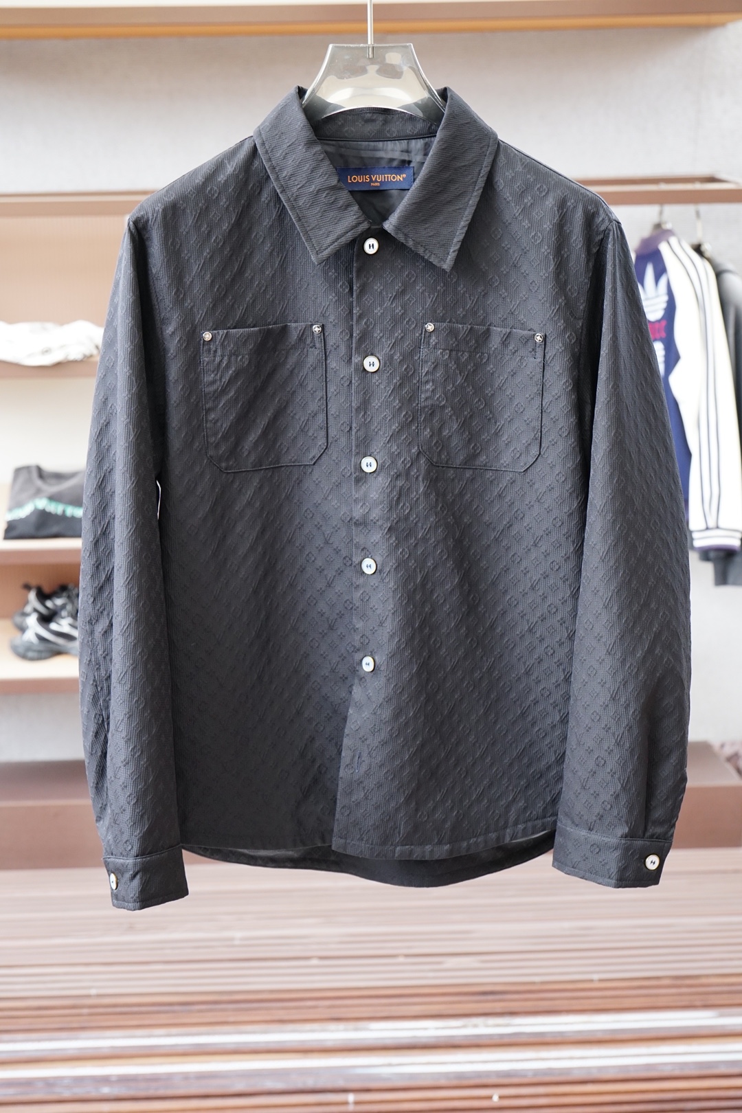 NO:564602,LV Louis Vuitton - Collection] Louis * Vuitton family men's latest fashion checkerboard plaid hooded reversible jacket for spring and summer 2025, the main display of the 25 spring and summer official counters, Hong Kong foreign trade channels, French origin products, exclusively sold today!  This double-sided windproof checkerboard jacket comes from the 2025 spring and summer show. It is a classic reversible style. One side is decorated with a brown digital print design, which interprets the Damier checkerboard pattern from a modern perspective. The other side is flipped to show a minimalist black classic. It is decorated with iconic brand leather label elements on the chest, always flaunting the brand's identity and status. It is restrained, stable and basic and versatile.  The competition between the black color and the brand's plaid digital elements creates a contrasting color scheme. Each side presents different brand elements, which are clearly identifiable and show the vibrant colors of the city. The stiff version is equipped with metal zipper pullers, high-tech engraved brand elements, exquisite stitching, smooth zippers, and thoughtful elastic drawstring design at the tail hem. The overall shaping and practicality are extremely high!  This model is dominated by fabrics and craftsmanship. The fabrics customized by Japan's Toray Corporation (the first-line luxury ready-to-wear fabric manufacturer) are waterproof and windproof, and are both comfortable and breathable. The upper body is light and unburdened. The overall texture is light and easy to store. The hooded design has a strong sense of overall detail quality. All accessories are supplied by customers and are engraved with the brand LOGO. It is very expensive and luxurious!  The details are full of craftsmanship, rigorous and elegant, the upper body is full of shape, double-sided design, the two styles and colors can be freely worn according to the actual scene, the solid color series meets the conventional and orthodox dressing needs that are inclusive of all occasions, the overhanging plaid surface is more suitable for street style, both business and leisure, easy to control various body shapes, and the outfit meets the needs of the transition season!  Size 48-56,,louis vuitton,louis vuitton,jackets & coats,jackets & coats,hats,alexander wang19860909Lv 路易威登-典藏臻品】路易*登家族男士2025年春夏最新时尚棋盘格纹连帽双面穿夹克外套,25年春夏官方专柜主推展示,香港洋行渠道,法国原产出品,今独家出售！ 本款双面防风棋盘格夹克外套出自2025年春夏秀场,经典双面两穿款式,一面装饰棕色系数码印花设计,以摩登视角诠释Damier棋盘格纹,另一面翻转即呈现极简黑色经典,胸前饰有标志性品牌皮标元素,时刻标榜品牌身份与地位.内敛稳重而基础百搭的黑色系与品牌格纹数码元素之间的较量,两面配色形成对冲反差,每面呈现不同的品牌元素,辨识度鲜明,尽显都市活力色彩.挺括版型搭载金属拉链头,高工艺镂刻品牌元素,精致的缝线、顺滑的拉链、衣尾下摆体贴周到的弹力抽绳设计,整体塑造性和实穿性极高！ 以面料和工艺为主导的款,日本东丽公司订制面料（一线奢侈品成衣御用面料商）具备防水防风特性,舒适性与透气性兼备,上身轻便且无负担感,整体质地轻盈便于收纳,连帽的设计,整体细节品质感超强,辅料全系客供,均刻有品牌LOGO, 非常贵奢高级！ 细节之处尽显匠心工艺,严谨考究,上身型款十足,双面设计,两种风格配色可根据实际场景进行自由穿搭,纯色系满足于常规正统且包容所有场合的的着装需求,出挑的格子面更适用于出街造型,商务与休闲兼备,轻松驾驭各种身型,穿搭符合过渡季的需求！ 尺码48-56,,louis vuitton,louis vuitton,jackets & coats,jackets & coats,hats,alexander wang,Men's clothing