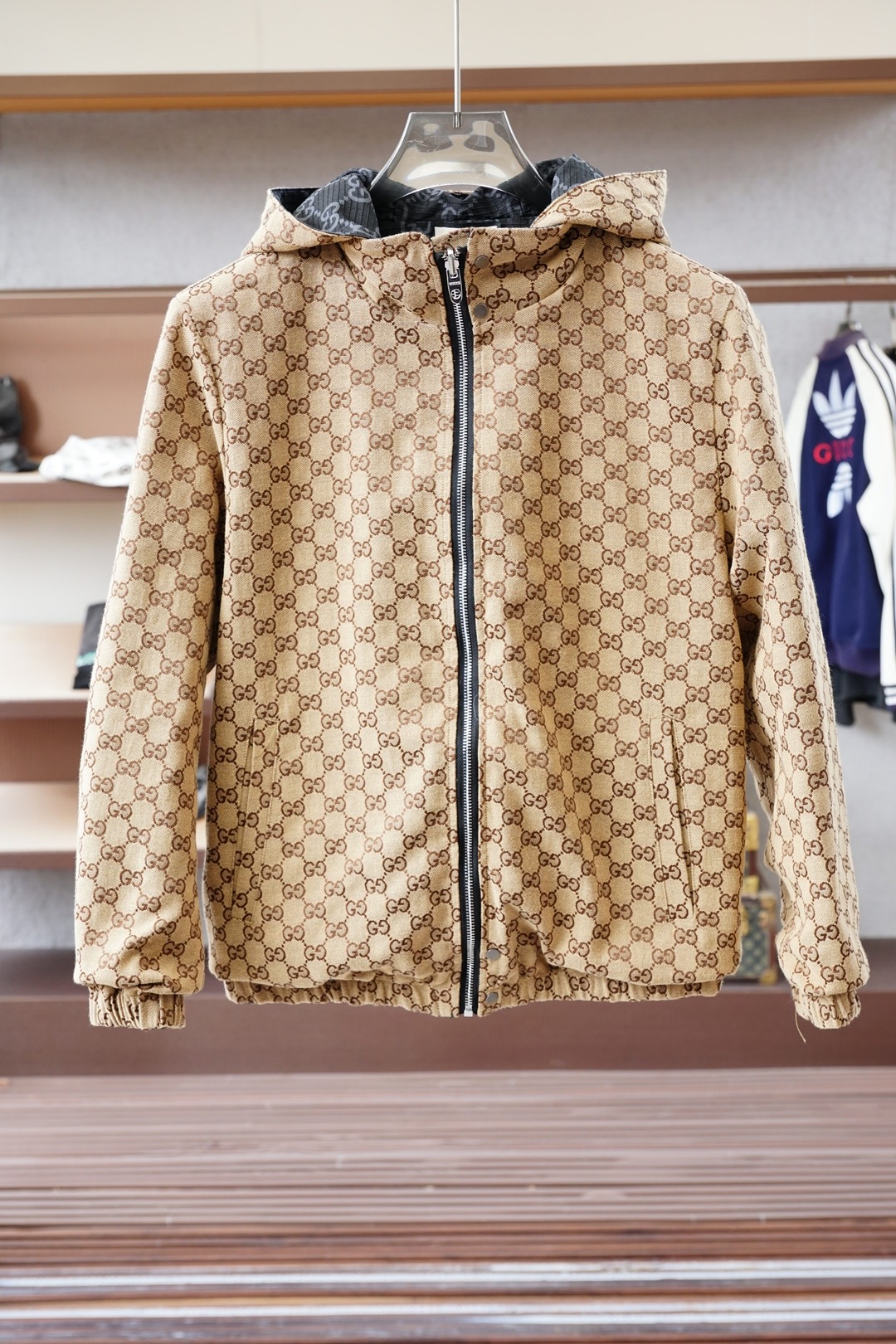 NO:564553,P-Gucci Gucci-2025SS early autumn new products  Dark pattern jacquard hooded jacket. Customer-provided hardware decorative accessories. The fabric is made of double-layer polyester fiber composite fabric, which refers to a fabric compounded by a special process. This fabric combines the comfort and breathability of cotton. Only after compounding can the density and texture of the fabric be restored, silky and elastic. The jacquard technology is used in weaving.  In the process, the weaving technology forms a pattern through the interweaving of warp and weft lines. All-over jacquard printing means that the entire fabric is covered with fine patterns and Monogram printing logos. This process makes the fabric more visually rich and three-dimensional, and also increases the uniqueness and recognition of the product.  ……………………………………………………………… SizeM-X XXL,,,gucci,jackets & coats,hats,alexander wang19860909P-Gucci古奇-2025SS早秋新品 暗纹提花连帽夹克.客供五金装饰辅料,面料采用了双层聚酯纤维复合面料指的是特殊工艺复合而成的一种面料.这种面料结合棉舒适性和透气性,复合后才能还原面料的密度质感,丝滑有弹力,提花工艺在织造过程中通过经纬线的交织形成图案的织造技术.满印提花则意味着整个面料上都布满了精细的图案,Monogram印花标志,这种工艺使得面料在视觉上更加丰富和立体,同时也增加了产品的独特性和辨识度. …………………………………………………… SizeM-X XXL,,,gucci,jackets & coats,hats,alexander wang,Men's clothing