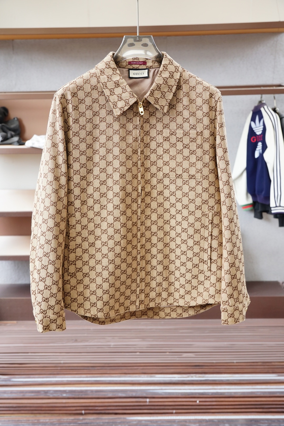 NO:564612,P-Gucci Gucci-2025SS early autumn new products  Dark pattern jacquard stand collar jacket. Hardware decorative accessories provided by customers. The fabric is made of double-layer polyester fiber composite fabric, which refers to a kind of fabric compounded by a special process. This fabric combines the comfort and breathability of cotton. Only after compounding can the density and texture of the fabric be restored, silky and elastic. The jacquard technology is used in weaving.  In the process, the weaving technology forms a pattern through the interweaving of warp and weft lines. All-over jacquard printing means that the entire fabric is covered with fine patterns and Monogram printing logos. This process makes the fabric more visually rich and three-dimensional, and also increases the uniqueness and recognition of the product.  ……………………………………………………………… SizeM-X XXL,,,gucci,jackets & coats,alexander wang19860909P-Gucci古奇-2025SS早秋新品 暗纹提花立领夹克.客供五金装饰辅料,面料采用了双层聚酯纤维复合面料指的是特殊工艺复合而成的一种面料.这种面料结合棉舒适性和透气性,复合后才能还原面料的密度质感,丝滑有弹力,提花工艺在织造过程中通过经纬线的交织形成图案的织造技术.满印提花则意味着整个面料上都布满了精细的图案,Monogram印花标志,这种工艺使得面料在视觉上更加丰富和立体,同时也增加了产品的独特性和辨识度. …………………………………………………… SizeM-X XXL,,,gucci,jackets & coats,alexander wang,Men's clothing