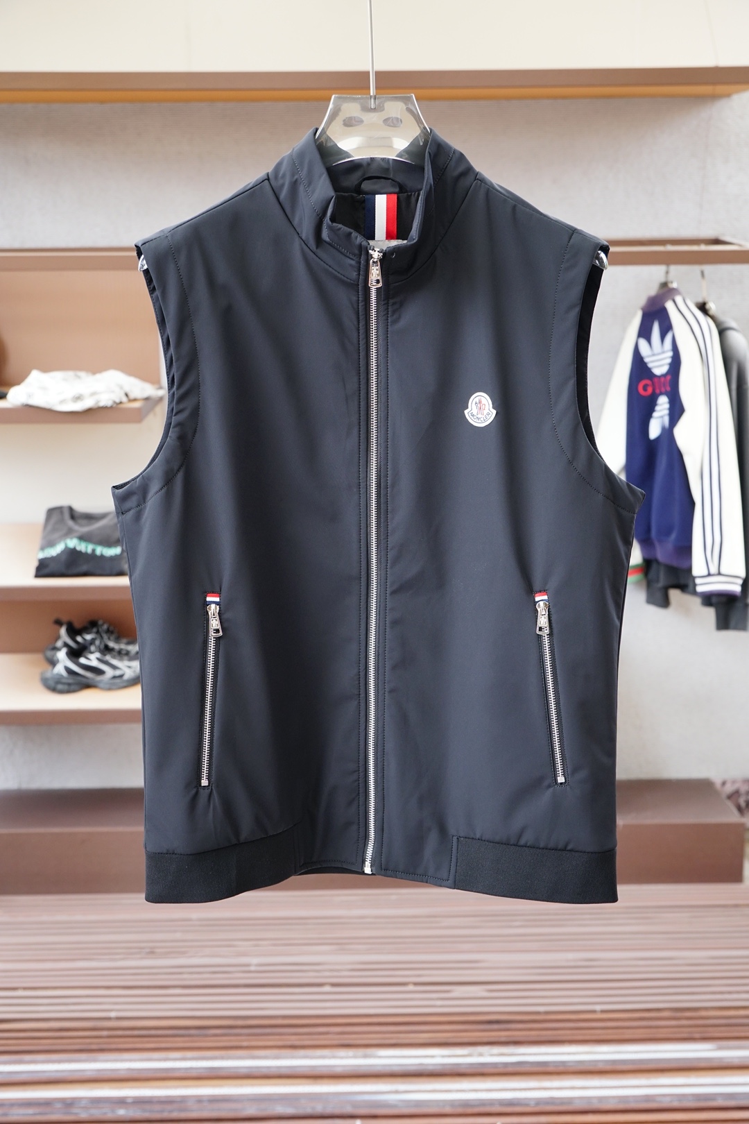 NO:564562,Mouth-2025 new autumn and winter vest. The front is made of stretch polyester fiber blended material, which is more upscale and simple. The dark three-dimensional embroidery logo and classic logo are used to present the Italian luxury experience. The reverse is hydrophobic and windproof material, with exquisite details and same-color quilting, bringing a minimalist fashion sense. The slightly expanded light business version brings an excellent wearing experience and is a must-have for autumn and winter wardrobes. Color Black Sizes M-3XL, Moncler, alexander  wang19860909蒙口-2025 秋冬季新款马甲. 正面采用弹力聚酯纤维混纺材质,倍显高档简约.暗色立体绣线徽标,配饰经典徽标,敬献意式奢华体验.反面疏水防风材质,细节精致细腻同色衍缝车线,带来极简主义的时尚穿搭触觉.微扩轻商务版型,带来极佳穿着体验,秋冬季衣橱穿搭必备. 颜色黑色 尺码M-3XL,,Moncler,alexander wang,Men's clothing