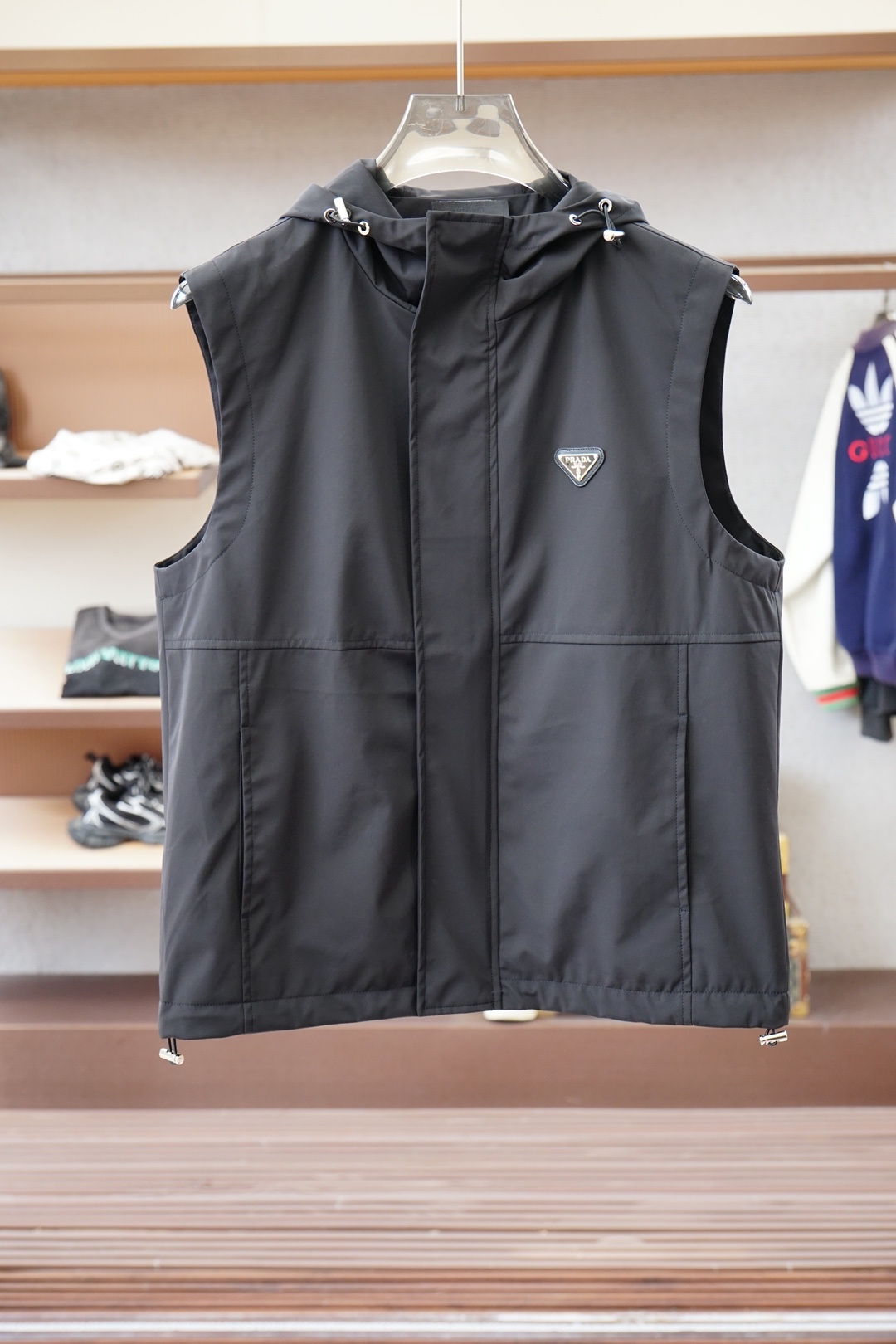 NO:564555,Prada/2025 new autumn and winter vest. The front is made of stretch polyester fiber blended material, which is more upscale and simple. The dark three-dimensional embroidered thread logo and accessories are classic logos, dedicated to the Italian luxury experience. The reverse is hydrophobic and windproof material, with exquisite details and same-color quilting stitching, bringing a minimalist fashion sense. The slightly expanded light business version brings an excellent wearing experience and is a must-have for autumn and winter wardrobes. Color black  Size M-3XL,,prada,prada,alexander wang19860909Prada普拉达/2025 秋冬季新款马甲. 正面采用弹力聚酯纤维混纺材质,倍显高档简约.暗色立体绣线徽标,配饰经典徽标,敬献意式奢华体验.反面疏水防风材质,细节精致细腻同色衍缝车线,带来极简主义的时尚穿搭触觉.微扩轻商务版型,带来极佳穿着体验,秋冬季衣橱穿搭必备. 颜色黑色 尺码M-3XL,,prada,prada,alexander wang,Men's clothing