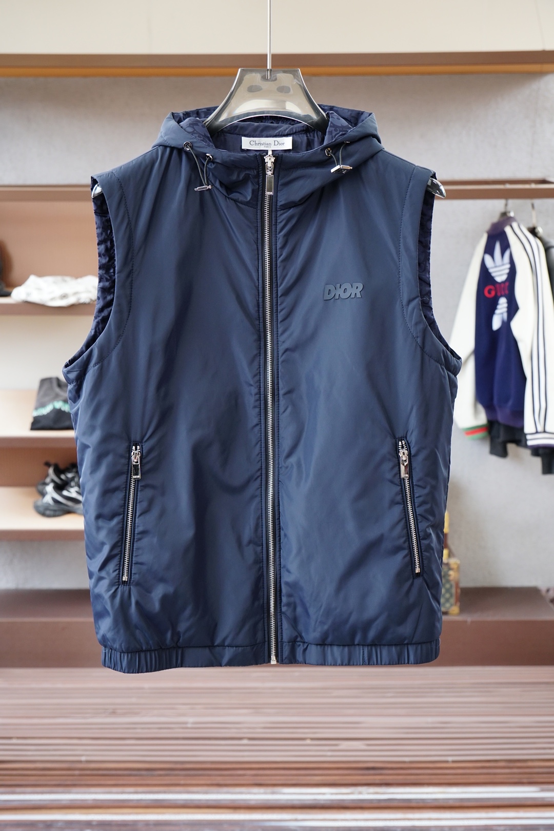 NO:564621,Mouth/2025 new autumn and winter vest. The front is made of wool, viscose and polyester fiber blended material, which brings a soft and warm feeling of wool texture, which is high-end and simple. The dark three-dimensional embroidered shield logo and classic logo of accessories are dedicated to the Italian luxury experience. The reverse is made of hydrophobic and windproof material, with exquisite details and same-color quilting, bringing a minimalist fashion sense. The slightly expanded light business version brings an excellent wearing experience and is a must-have for autumn and winter wardrobes. Color black  Size M-3XL,,Moncler,alexander wang19860909蒙口/2025 秋冬季新款马甲 正面采用羊毛 粘纤 聚酯纤维混纺材质,带来毛质感的柔软保暖体感,倍显高档简约.暗色立体绣线盾牌徽标,配饰经典徽标,敬献意式奢华体验.反面疏水防风材质,细节精致细腻同色衍缝车线,带来极简主义的时尚穿搭触觉.微扩轻商务版型,带来极佳穿着体验,秋冬季衣橱穿搭必备. 颜色黑色 尺码M-3XL,,Moncler,alexander wang,Men's clothing