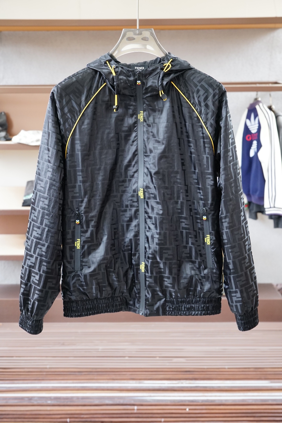 NO:564545,Fendi Fendi/2025 autumn and winter new style, high-end customized fabrics, solid color zipper hooded jacket, with little monster hardware accessories, large embroidered logo on the chest, simple and elegant, a must-have item for autumn and winter, color black, size M-3XL,,fendi,fendi,jackets & coats,hats,alexander wang19860909Fendi芬迪/2025秋冬新款,高端定制面料,纯色拉链连帽外套,配以小怪兽五金配件,胸口大绣标装饰,简约大气,秋冬必备单品 颜色黑色 码数M-3XL,,fendi,fendi,jackets & coats,hats,alexander wang,Men's clothing