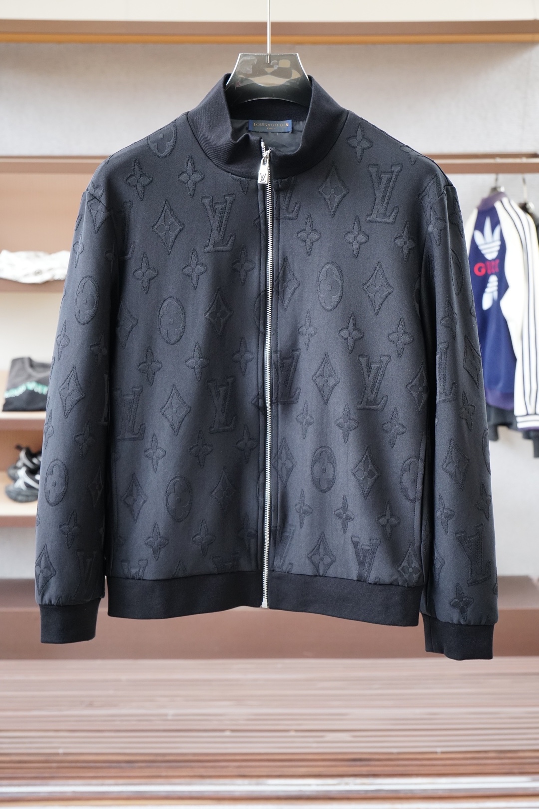 NO:564617,LV/windbreaker jacket) L family men's fashion lightweight jacquard stand-collar jacket, Hong Kong Matheson channel product, high-end tasting grade product, official display, early spring new product in 25 years, star-level hot style!  The overall design style has a strong Fei Dong label, and the appointment of creative director Pharrell Williams has injected new elements. The body of the garment uses the collection logo Marque L. Vuitton Déposée and classic checkerboard pattern elements, which are perfectly mixed and fused to shape. It is highly recognizable, has a profound fashion charm, and is also a soulful expression!  The overall shape adopts a double-sided combination design. One side uses classic checkerboard elements, a very recognizable yarn-dyed pattern with a strong retro fashion tone, and one side has the iconic signature presbyopic elements. The pattern design on both sides highlights the brand identity and is a soul-like embellishment!  This model is dominated by fabrics and technology. Japan's Toray Corporation customizes high-tech functional fabrics with excellent windproof and waterproof properties, which can effectively block wind and rain. After special processing, it has excellent wrinkle resistance and wear resistance, and at the same time has excellent breathability. The texture is extremely delicate and slightly smooth, and there is no doubt about its comfort!  The details are exquisite and the accessories are all customized. The unique bronze zipper is a plus. The stylish hooded design has a full upper body. It is a jacket that can easily highlight your temperament and taste. The fashionable shape design provides strong shaping. It can be used for both urban business commuting and leisure. It can easily control various body shapes. It is an item that meets the needs of the transitional season!  Size M-3XL.,,louis vuitton,louis vuitton,jackets & coats,hats,alexander wang19860909LV/风衣夹克）L家族男士时装款轻便提花立领夹克香港洋行渠道货,高端品鉴级产物,官柜主推展示,25年早春新品,明星级爆款！ 整体的设计风格有着强烈的菲董标签,创意总监Pharrell Williams的上任注入了全新的元素,衣身运用了典藏标识Marque L. Vuitton Déposée及经典棋盘格图案元素,完美混搭融合塑造,辨识度颇为鲜明,颇具深厚的时装韵味,同时亦属于灵魂式的彰显！ 整体采用造型采用双面组合设计,一面运用了经典棋盘格元素,非常具有辨识度的色织图案,颇浓浓的复古时髦腔调,一面为标志性招牌老花元素,两面图案设计皆彰显了品牌身份,属于灵魂式的点缀！ 以面料和工艺为主导的款,日本东丽公司订制高科技功能性面料,具备卓越的防风防水属性,能够有效阻挡风雨侵袭,经过特殊工艺处理,有着优良的抗皱性和耐磨性,同时又兼具优越的透气性,质感极为细腻略带光滑,舒适性方面毋庸置疑！ 细节精湛考究,辅料皆为专属定制,个性十足的古铜拉链非常加分,时尚连帽的设计,上身型款十足,极易凸显气质品味的一款夹克,时髦造型设计提供了极强的塑造性,都市商务通勤与休闲兼备,轻松驾驭各种身型,符合穿搭符合过渡季的需求单品！ 尺码M-3XL.,,louis vuitton,louis vuitton,jackets & coats,hats,alexander wang,Men's clothing