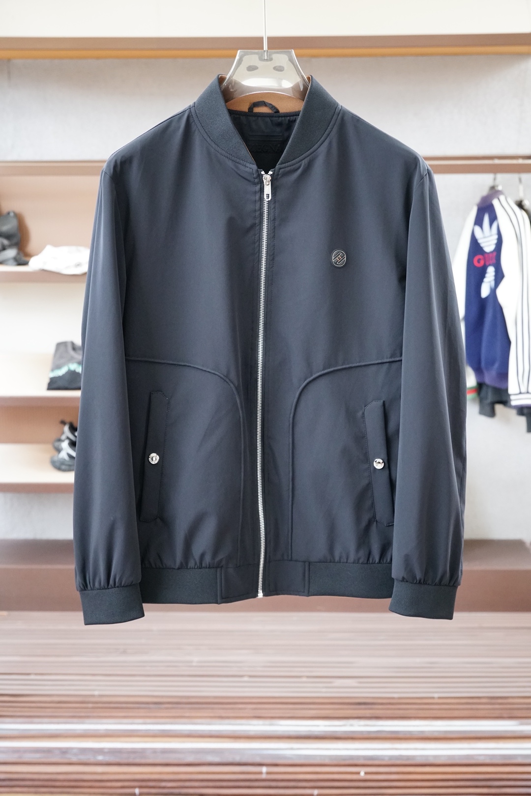 NO:564608,, Hermes - Hermes - Autumn and Winter 1955SS new autumn and winter casual jacket, a classic baseball collar jacket that is most worth buying. It is simple, low-key, luxurious and not outdated. It is undoubtedly a fashion item that many fans cannot refuse!  The details are exquisite and meticulous, exuding charming brand charm!  Customized original double zippers are provided for customers and are decorated with classic logo embellishments, which is very standard!  First-class and precise pattern design, three-dimensional and stylish upper body, no age limit. Sizes M-XXL,,hermes,hermes,jackets & coats,alexander wang19860909,爱马仕- Hermes-秋冬 1955SS秋冬新款休闲外套,最值得入手的一款经典棒球领外套,简单低调奢华不过时装饰,无疑是众多粉丝无法拒绝的时尚单品！细节精湛细致,散发着迷人的品牌魅力！客供定制原厂双拉链,并饰有经典的标志点缀,非常具有规格感！一流精准的版型设计,上身立体有型,没有年龄限制.尺码M-XXL,,hermes,hermes,jackets & coats,alexander wang,Men's clothing