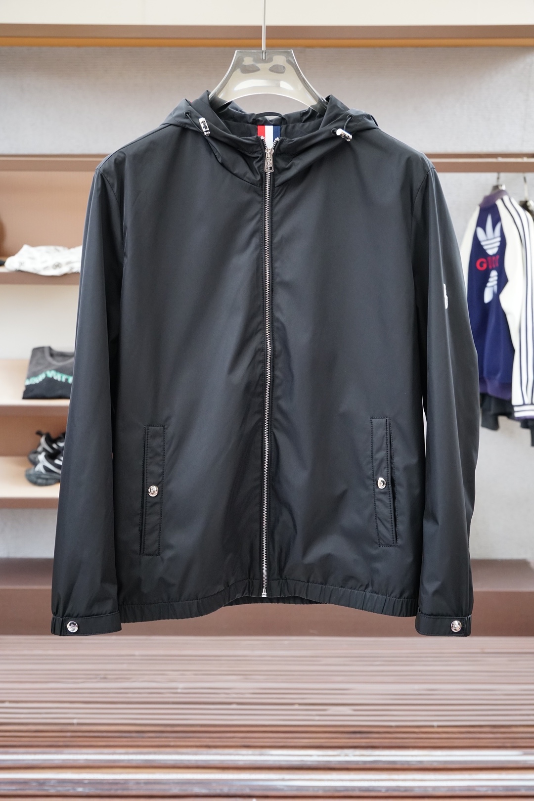 NO:564598,Mengkou - 2025SS new autumn and winter casual jacket, the most worth buying classic jacket, with simple, low-key, luxurious and timeless decoration, is undoubtedly a fashionable item that many fans cannot refuse!  The details are exquisite and meticulous, exuding charming brand charm!  Customized original double zippers are provided for customers and are decorated with classic logo embellishments, which is very standard!  LZ's first-class and precise pattern design, the upper body is three-dimensional and stylish, and there is no age limit. Sizes M-XXL, Moncler, jackets & coats, alexander wang19860909蒙口-2025SS秋冬新款休闲外套,最值得入手的一款经典外套,简单低调奢华不过时的装饰,无疑是众多粉丝无法拒绝的时尚单品！细节精湛细致,散发着迷人的品牌魅力！客供定制原厂双拉链,并饰有经典的标志点缀,非常具有规格感！LZ 一流精准的版型设计,上身立体有型,没有年龄限制.尺码M-XXL,,Moncler,jackets & coats,alexander wang,Men's clothing