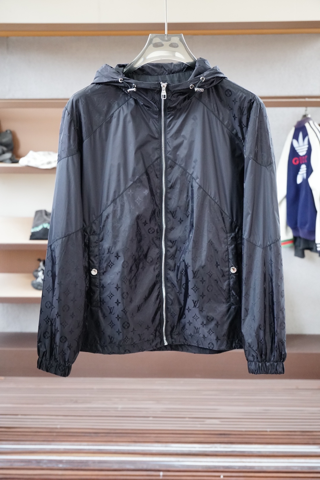 NO:564581,=, Lv/2025 The latest popular jacquard jacket is shipped from the counter, a hot-selling item in European and American counters!  Selected polyester fiber fabrics imported from Italy are matched with the latest designs. The brand's patterns are very attractive, business and leisure products. Sizes M-3XL (model is 180/140 pounds and wears 50,,, Louis Vuitton, jackets & coats, alexander wang19860909=,Lv/2025专柜最新爆款提花外套出货 欧美专柜热销单品！精选意大利进口聚酯纤维面料搭配最新的设计,一品牌花纹相当彰显魅力,商务休闲精品.尺码M-3XL（模特180/140斤穿50,,,louis vuitton,jackets & coats,alexander wang,Men's clothing