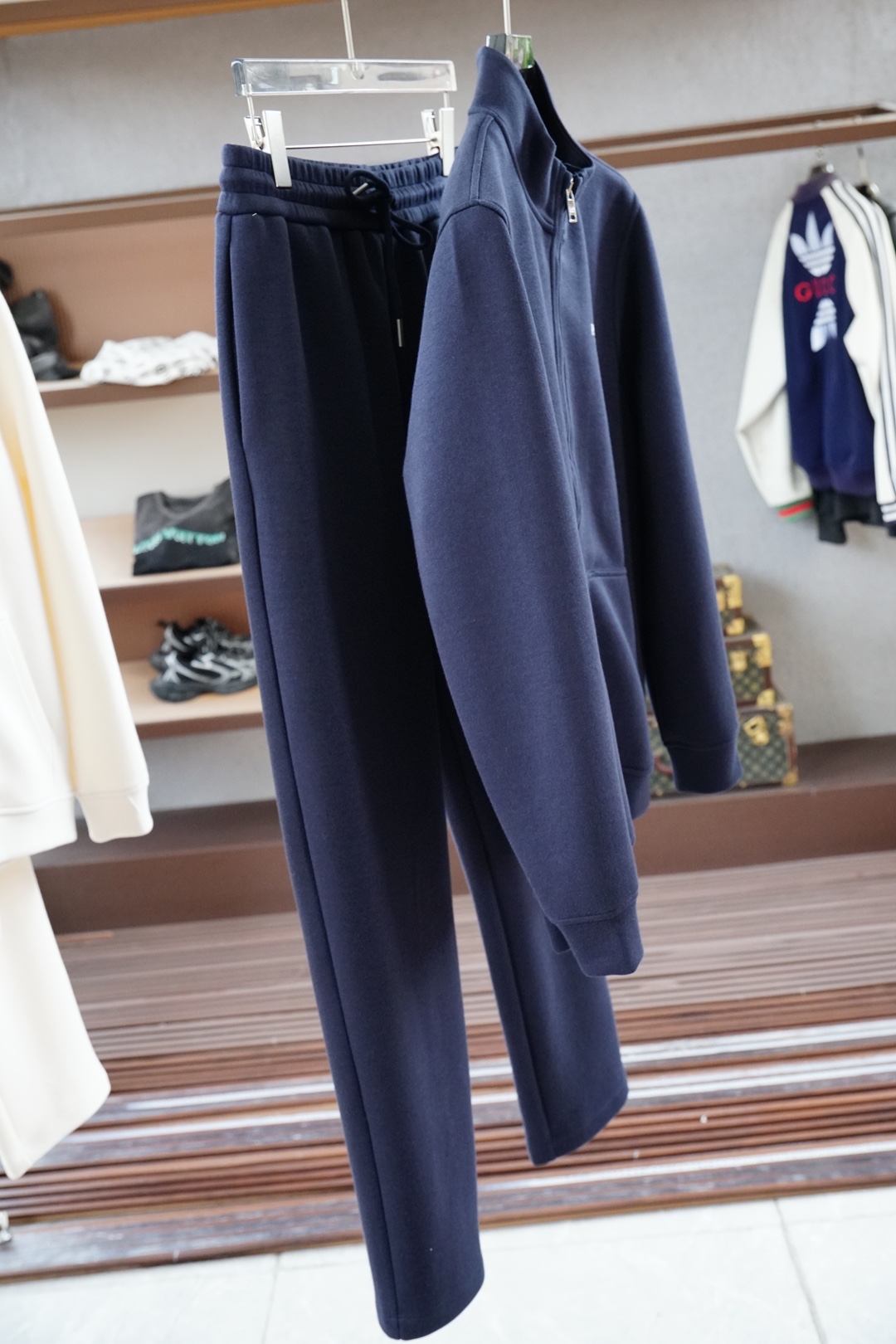 NO:564484,, Prada Prada - new autumn and winter suit, custom-woven worsted jade cotton velvet fabric, a new type of fabric mainly promoted by big-name men's clothing this year, the upper body is comfortable and soft, does not cause static electricity, and is tall and stylish. Color green black size M-3xl, prada, prada, alexander wang19860909,Prada普拉达-年秋冬新品套装,客供定织精纺玉棉绒面料,今年大牌男装主推的一款新型面料,上身舒适柔软,不起静电,挺拓有型.颜色绿色黑色尺码M-3xl,,prada,prada,alexander wang,Men's clothing