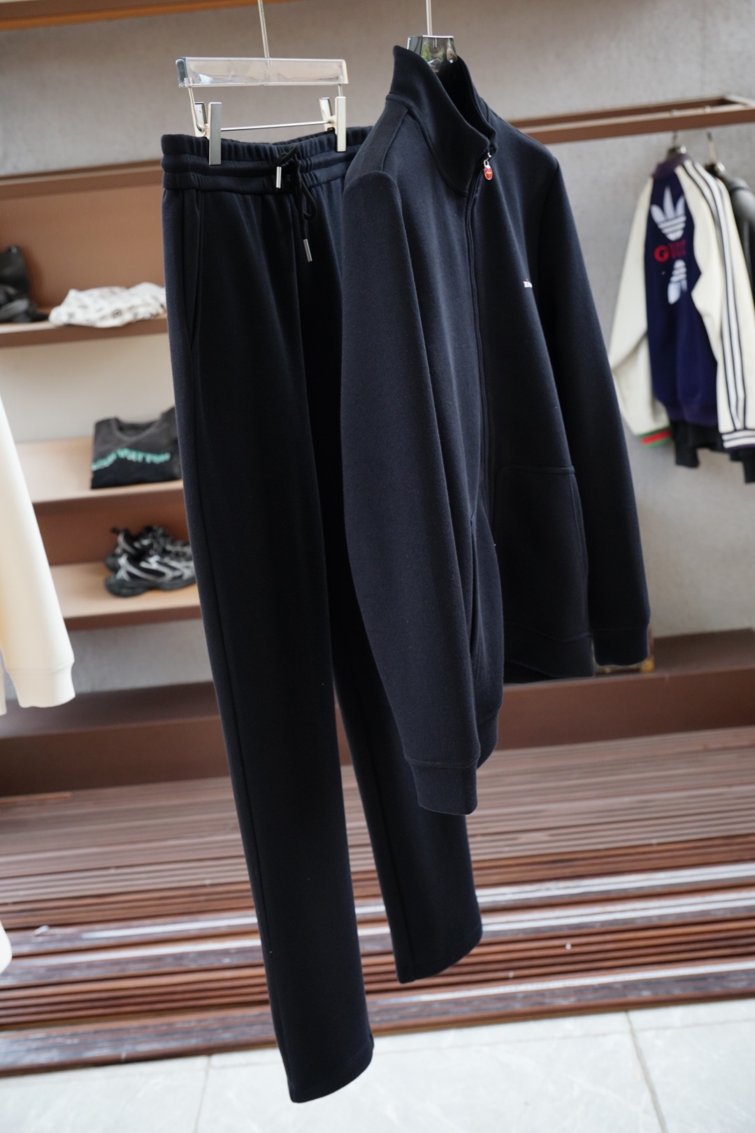 NO:564475,, Qidun - new autumn and winter suit, custom-woven worsted jade cotton velvet fabric for customers, a new type of fabric mainly promoted by big-name men's clothing this year, the upper body is comfortable and soft, can not afford static electricity, and is tall and stylish. Color green black size M-3xl, alexander wang19860909,奇顿-年秋冬新品套装,客供定织精纺玉棉绒面料,今年大牌男装主推的一款新型面料,上身舒适柔软,不起静电,挺拓有型.颜色绿色黑色尺码M-3xl,,alexander wang,Men's clothing