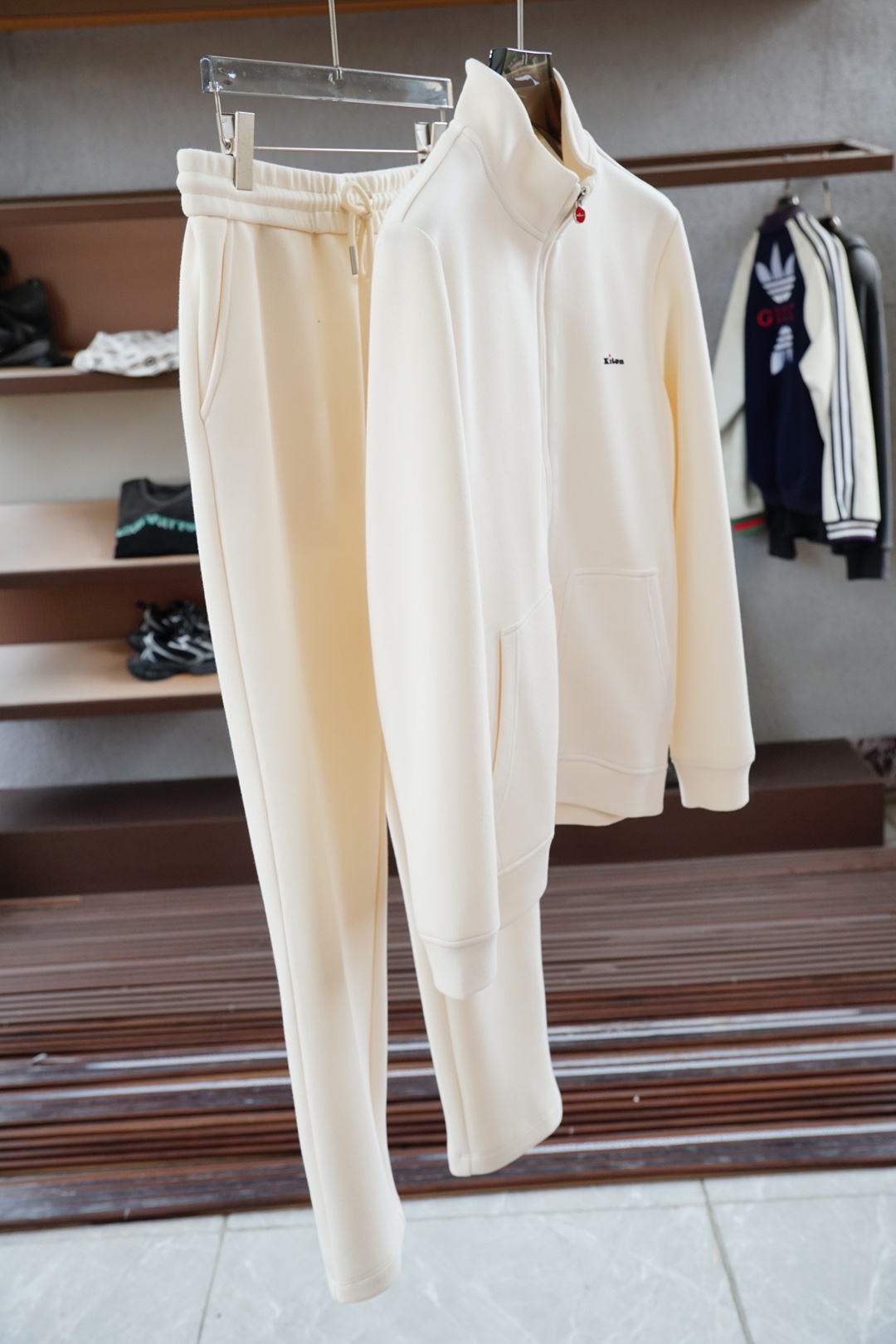 NO:564467,, Qidun/new autumn and winter suit, custom-woven worsted jade cotton velvet fabric for customers, a new type of fabric mainly promoted by big-name men's clothing this year, the upper body is comfortable and soft, can not afford static electricity, and is tall and stylish. Color green black size M-3xl, alexander wang19860909,奇顿/年秋冬新品套装,客供定织精纺玉棉绒面料,今年大牌男装主推的一款新型面料,上身舒适柔软,不起静电,挺拓有型.颜色绿色黑色尺码M-3xl,,alexander wang,Men's clothing