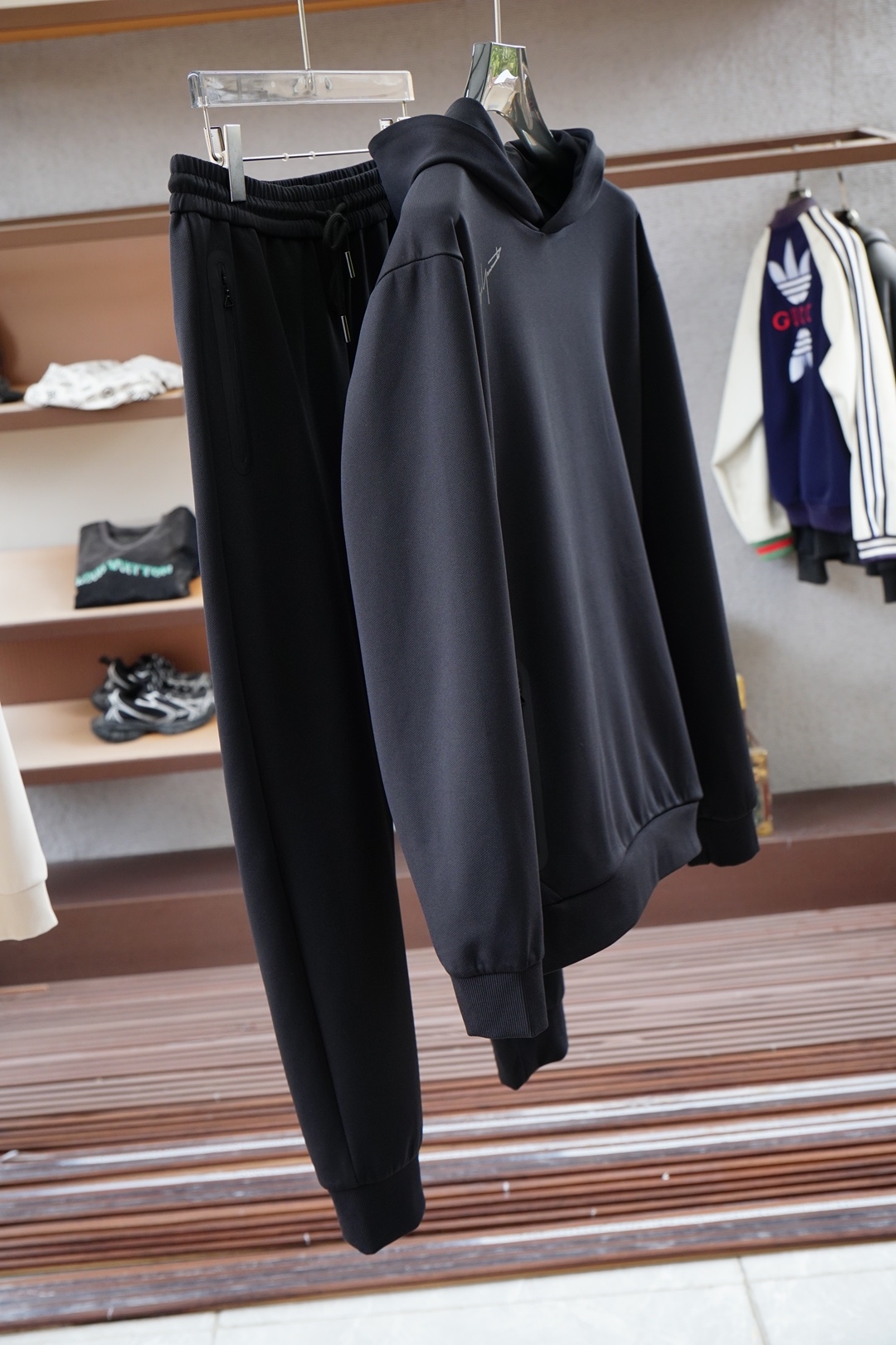 NO:564461,, Y3 suit/new autumn and winter suit, custom-woven worsted jade cotton velvet fabric for customers, a new type of fabric mainly promoted by big-name men's clothing this year, the upper body is comfortable and soft, does not cause static electricity, and is tall and stylish. Color green black size M-3xl, alexander wang19860909,Y3套装/年秋冬新品套装,客供定织精纺玉棉绒面料,今年大牌男装主推的一款新型面料,上身舒适柔软,不起静电,挺拓有型.颜色绿色黑色尺码M-3xl,,alexander wang,Men's clothing