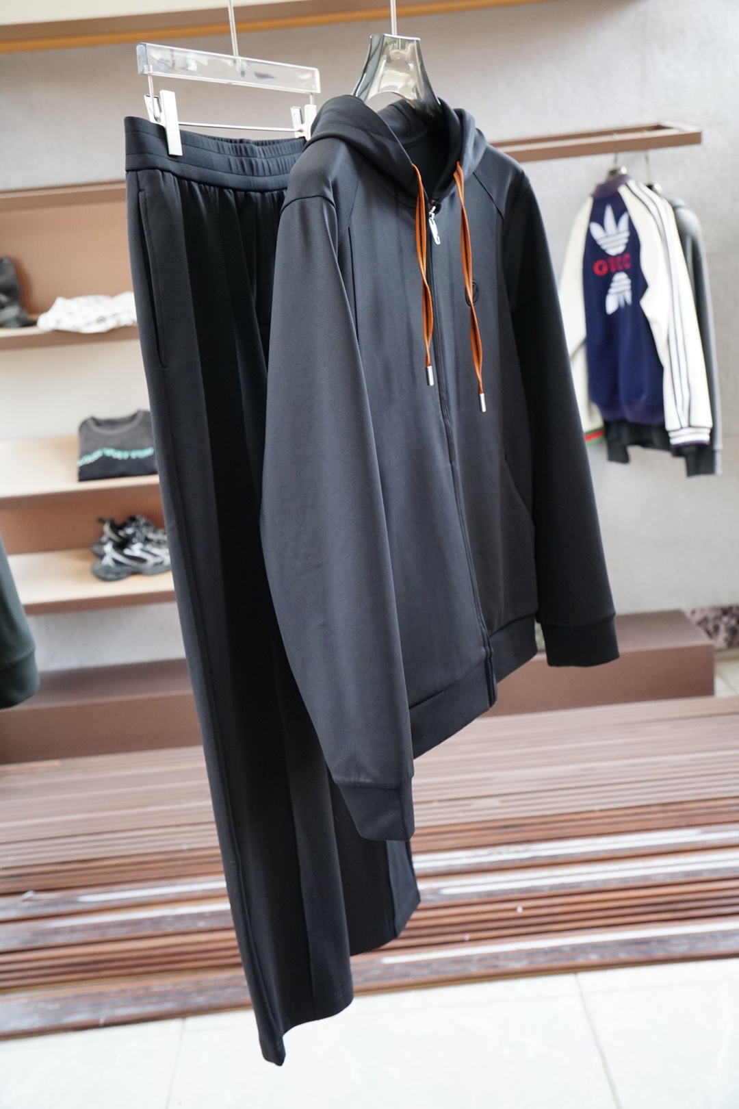 NO:564454,, Zegna 1 suit / new autumn and winter suit, custom-woven worsted jade cotton velvet fabric for customers, a new type of fabric mainly promoted by big-name men's clothing this year, the upper body is comfortable and soft, does not cause static electricity, is tall and stylish. Color green black size M-3xl, zegna, alexander wang19860909,杰尼亚1套装/年秋冬新品套装,客供定织精纺玉棉绒面料,今年大牌男装主推的一款新型面料,上身舒适柔软,不起静电,挺拓有型.颜色绿色黑色尺码M-3xl,,zegna,alexander wang,Men's clothing