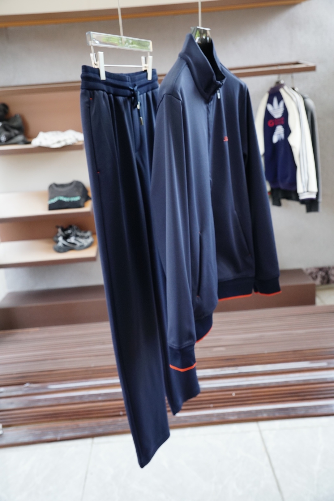 NO:564435,, LP - new autumn and winter suit, custom-woven worsted jade cotton velvet fabric for customers, a new type of fabric mainly promoted by big-name men's clothing this year, the upper body is comfortable and soft, can not afford static electricity, and is tall and stylish. Color gray, royal blue. Size M-3xl,, loro piana, alexander wang19860909,LP-年秋冬新品套装,客供定织精纺玉棉绒面料,今年大牌男装主推的一款新型面料,上身舒适柔软,不起静电,挺拓有型.颜色灰色,宝蓝色.尺码M-3xl,,loro piana,alexander wang,Men's clothing