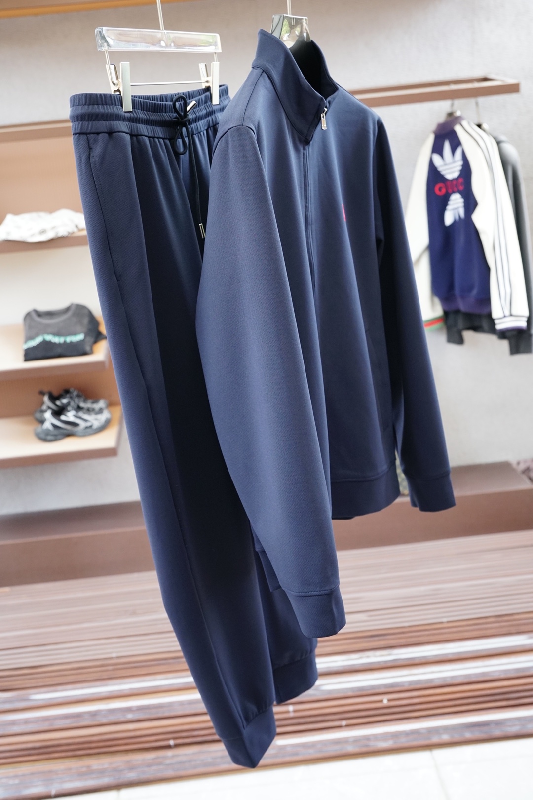 NO:564442,, Kiton's new autumn and winter suit, custom-woven worsted jade cotton velvet fabric for customers, a new type of fabric mainly promoted by big-name men's clothing this year, the upper body is comfortable and soft, does not cause static electricity, and is tall and stylish. Colors are gray and royal blue. Size M-3xl,, alexander wang19860909,Kiton奇顿/年秋冬新品套装,客供定织精纺玉棉绒面料,今年大牌男装主推的一款新型面料,上身舒适柔软,不起静电,挺拓有型.颜色灰色,宝蓝色.尺码M-3xl,,alexander wang,Men's clothing