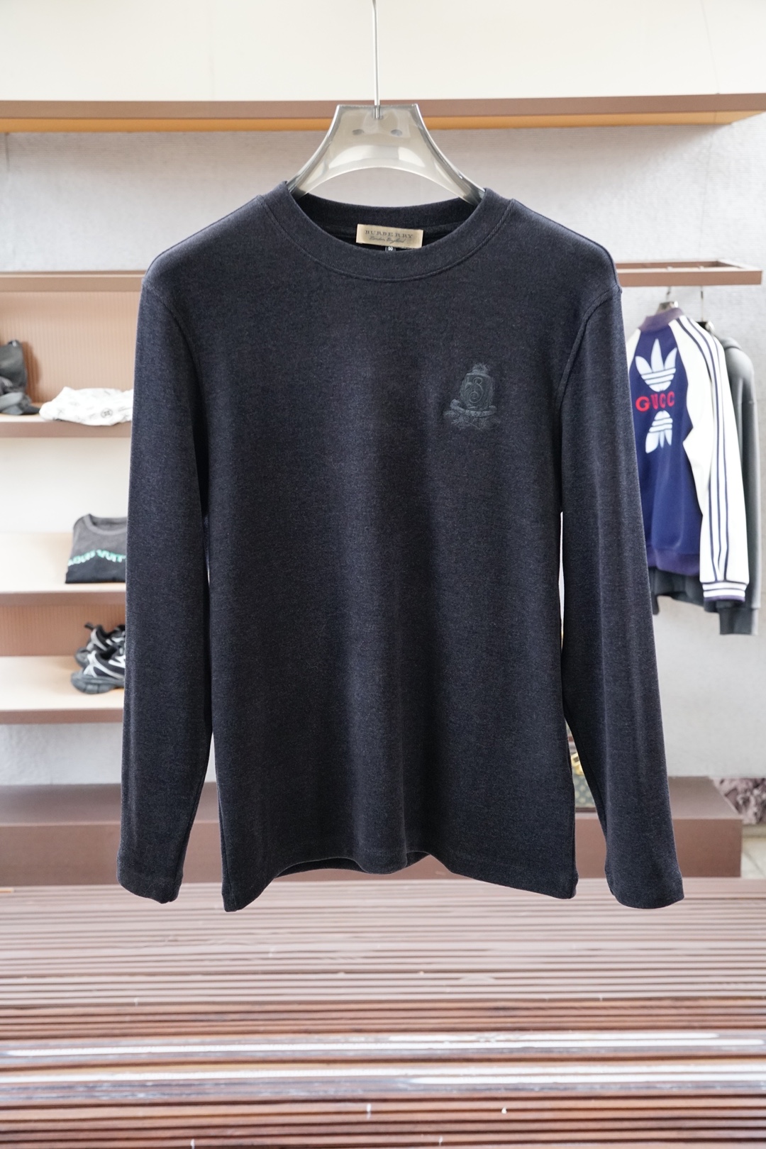 NO:625015,, BBR Burberry - new autumn and winter bottoming shirts are made of imported colored velvet fabrics. The high-weight fabrics are comfortable, soft and delicate, and have strong warmth retention properties. The B family's classic logo is exquisitely embroidered on the chest. Colors are black, green, and purple. Sizes M-3xl,, burberry, alexander wang19860909,BBR巴宝莉- 年秋冬新款打底衫客供进口彩肤绒面料,高克重面料舒适柔软细腻,保暖性能强.胸前精工刺绣B家经典logo.颜色黑色,绿色,紫色 .尺码M-3xl,,burberry,alexander wang,Men's clothing