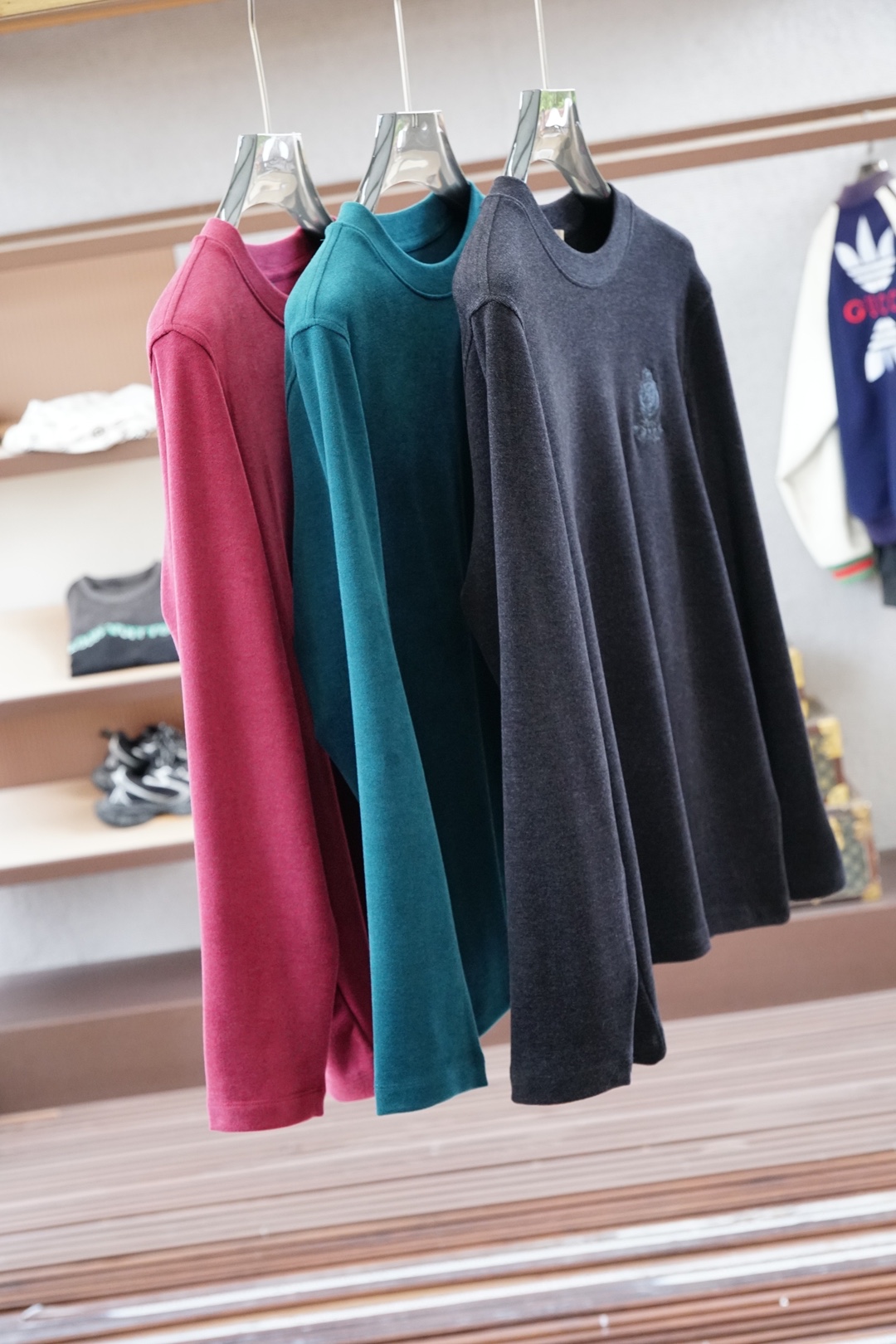 NO:625014,,BBR Burberry/New autumn and winter bottoming shirts are made of imported colored velvet fabrics. The high-weight fabrics are comfortable, soft and delicate, and have strong warmth retention properties. The B family's classic logo is exquisitely embroidered on the chest. Colors are black, green, and purple. Sizes M-3xl,,burberry,alexander wang19860909,BBR巴宝莉/ 年秋冬新款打底衫客供进口彩肤绒面料,高克重面料舒适柔软细腻,保暖性能强.胸前精工刺绣B家经典logo.颜色黑色,绿色,紫色 .尺码M-3xl,,burberry,alexander wang,Men's clothing