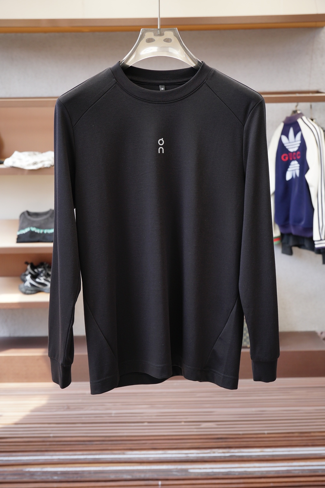 NO:625017,European running ~ new autumn and winter bottoming shirts, soft and skin-friendly cotton supplied by customers, the fabric is close-fitting, soft and delicate, can not static electricity, warm and comfortable. Seiko embroidery Mengjia's latest logo, custom-woven collar classic three-color bundle, color white, blue, black size M-3xl model, 125 pounds upper body L,, alexander wang19860909欧跑～年秋冬新款打底衫,客供柔软亲肤棉,面料贴身柔软细腻不起静电,保暖舒适.精工刺绣蒙家最新logo ,定织衣领经典三色捆条,颜色白色,蓝色 ,黑色 尺码M-3xl模特,125斤上身L,,alexander wang,Men's clothing