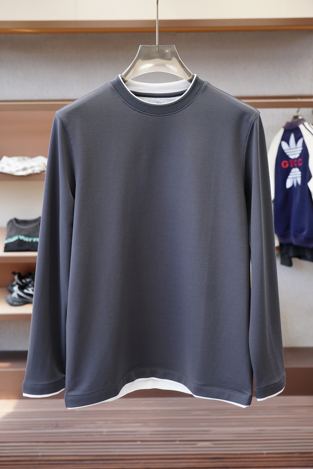 NO:645425,, BC Brunello Cucinelli 2025SS autumn new fake two-piece long-sleeved T-shirt, handsome and fashionable, simple and versatile. The fabric cotton is not only crisp and maintains the trendy silhouette, but also comfortable to wear, and the yarn is more delicate. Size M-3XL,, brunello cucinelli, tees, t-shirt, alexander wang19860909,BC Brunello Cucinelli 2025SS秋季新品假两件长袖T恤,帅气时尚,简约百搭款.面料棉 不仅挺括,保持潮流的廓形,又穿着舒适,纱织更细腻.尺码M-3XL,,brunello cucinelli,tees，t-shirt,alexander wang,Men's clothing