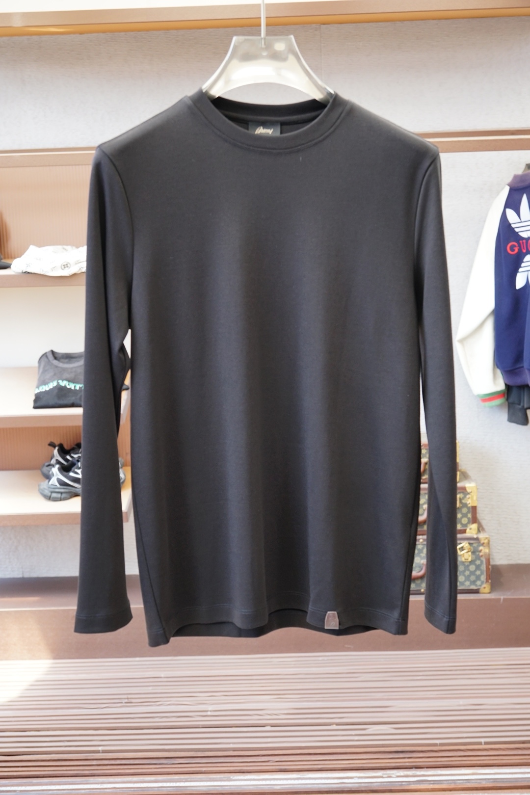 NO:566417,, Ermenegildo Zegna/2025ss new autumn and winter men's long-sleeved casual bottoming shirt foreign trade company order!  It is one of Zegna’s classic proprietary fabrics!  Customized original pure cotton fabric!  Back logo design!  The texture is warm, soft and delicate to the touch, but the shape is straight and stylish!  Details, extreme luxury...perfect interpretation of high-quality appearance. Sizes M-3XL,,zegna,alexander wang19860909,杰尼亚/2025ss秋冬新品男士长袖休闲打底衫外贸公司订单！是杰尼亚经典的专有织物之一！ 定制原版纯棉面料！后幅logo设计！质地保暖,触感又柔软细腻、但型态又笔挺有型！细节、奢华极致…完美演绎高品质品相.尺码M-3XL,,zegna,alexander wang,Men's clothing