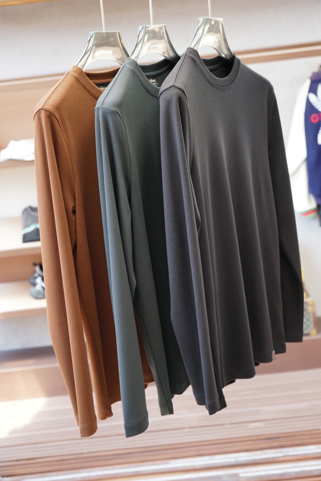 NO:645428,Zegna 2025ss new autumn and winter men's long-sleeved casual bottoming shirt foreign trade company order!  It is one of Zegna’s classic proprietary fabrics!  Customized original pure cotton fabric!  Back logo design!  The texture is warm, soft and delicate to the touch, but the shape is straight and stylish!  Details, extreme luxury...perfect interpretation of high-quality appearance. Sizes M-3XL,,zegna,alexander wang19860909Zegna 2025ss秋冬新品男士长袖休闲打底衫外贸公司订单！是杰尼亚经典的专有织物之一！ 定制原版纯棉面料！后幅logo设计！质地保暖,触感又柔软细腻、但型态又笔挺有型！细节、奢华极致…完美演绎高品质品相.尺码M-3XL,,zegna,alexander wang,Men's clothing