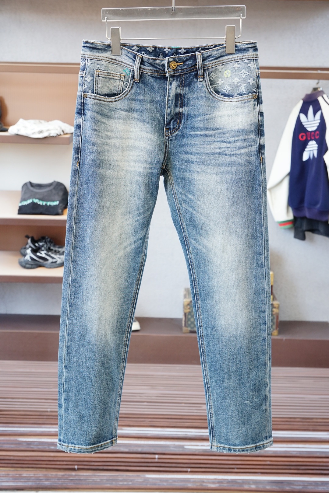 NO:564593,, LV Louis Vuitton/Shop Details The latest jeans of the same style at L’s counter. The fabric pattern is excellent and the workmanship is excellent. It is easy to wear regardless of the body shape. There are not many restrictions on matching. It can be used as a casual and simple set off other items to show your own style and posture~ It can be matched with any style of items, and can be matched with various T-shirts/shirts and knitted jackets. You don’t have to worry about matching when going out in daily life. 3 sizes 30-38,, louis vuitton, louis vuitton, louis  vuitton,jeans,jackets & coats,shirts,tees,t-shirt,alexander wang19860909,LV路易威登/铺拍细节 L家专柜最新同款牛仔裤 面料版型做工绝绝子 好穿不挑身材在搭配上没有太多的限制 随意简洁的衬托其他单品,来展现自己的风格姿态～ 可以百搭任何风格的单品,搭配各种T恤／衬衫,针织外套都可,日常外出不必再为搭配而烦恼了3 尺码 30-38,,louis vuitton,louis vuitton,louis vuitton,jeans,jackets & coats,shirts,tees，t-shirt,alexander wang,Men's clothing