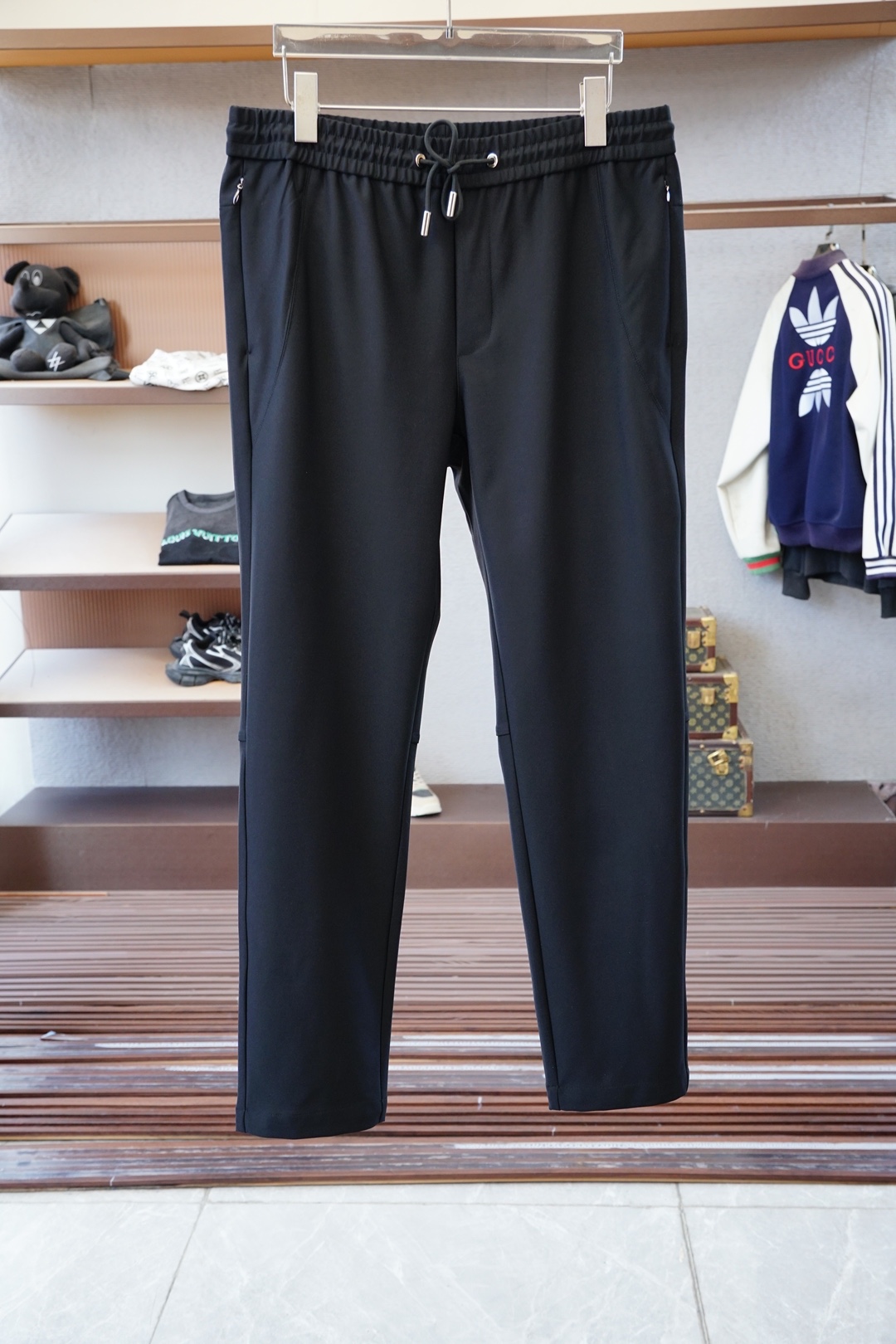NO:564585,LULU men's casual pants, the latest upper body style, unbeatable!  You can definitely close your eyes and close your eyes. This type of pants is very versatile and has an elastic waist. It can be worn in daily work and outdoor sports. It is the perfect combination of fashion, leisure and outdoor sports, so it is your best choice whether you wear it daily or outdoors. Extreme comfort and quick perspiration are the most popular focus, improving the wearing comfort. It is suitable for aerobic exercise and cross-country running. This type of running casual pants has an extremely wide range of applications, allowing you to naturally maintain your love for sports in the summer, and can also be worn in leisure life.  Size M-3xl,,alexander wang19860909LULU男士休闲裤 最新款上身版型无敌正！ 绝对可以闭眼收的一款 此款裤子非常百搭,弹力腰围,日常上班 户外运动都可以穿着,是时尚休闲与户外运动的完美结合,所以无论您平时穿或者户外穿都是您的最佳选择. 极致舒适和快速排汗是备受青睐的重点,提升穿着舒适度,适合有氧运动和越野跑条件下穿着,此款是一件适用范围极其广泛的跑步休闲裤,让你在夏天自然可以保持对运动热爱,也可以在休闲生活中穿着 尺码M-3xl,,alexander wang,Men's clothing