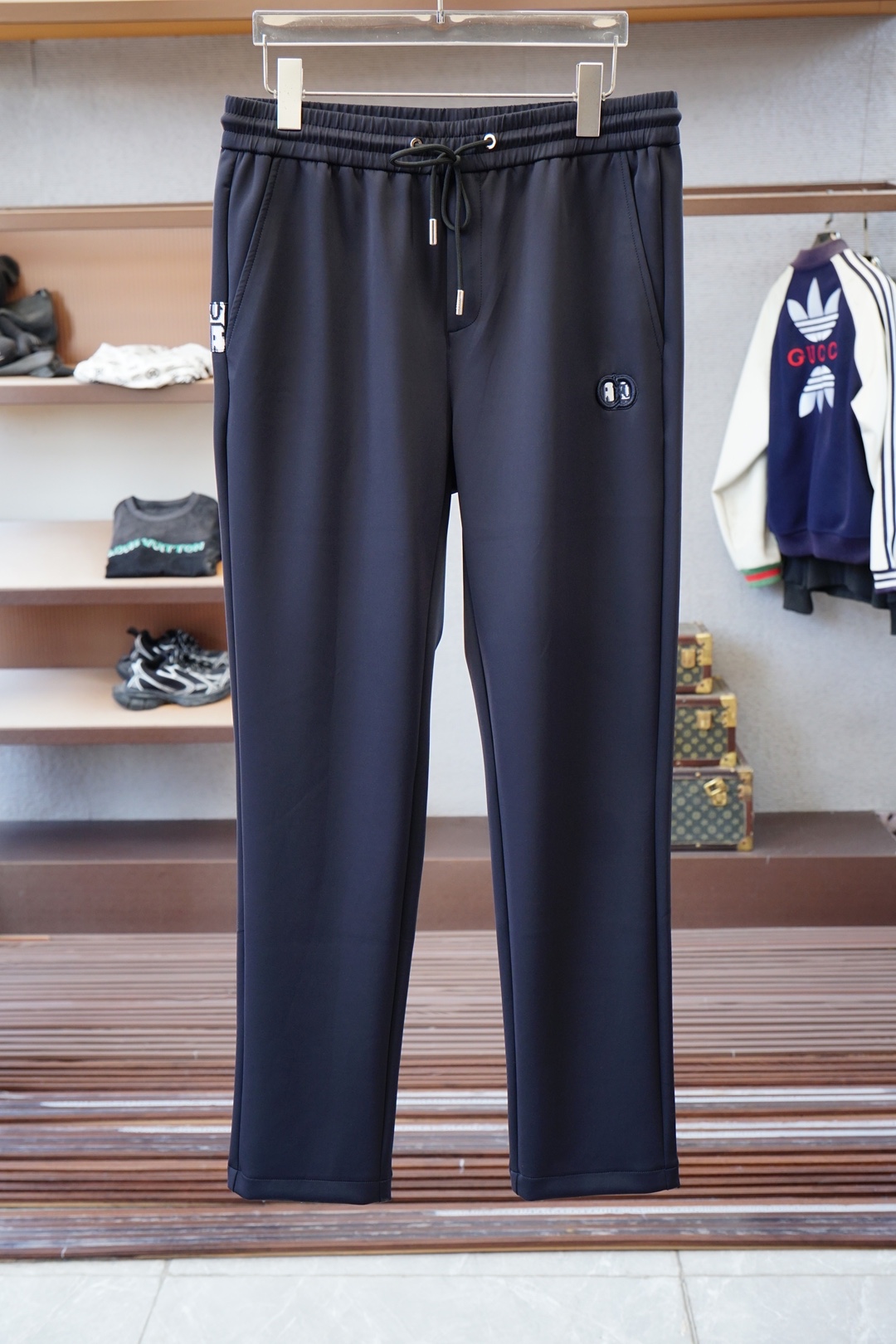 NO:564568,-Dior- Dior/Exclusively for new casual pants, high-end version!  Customized fabrics at the counter are highly comfortable, with impeccable details and brand element design concepts, reflecting high quality. They feel delicate and soft!  It presents a casual cut and the upper body shape is awesome!  Size M-3XL,,dior,dior,alexander wang19860909-迪奥- Dior迪奥/独家专供新款休闲裤 高端版本！专柜定制面料 舒适度高,细节无可挑剔,品牌元素设计理念,体现高品质.手感细腻柔软！呈现休闲裁剪,上身版型超赞！码数M-3XL,,dior,dior,alexander wang,Men's clothing