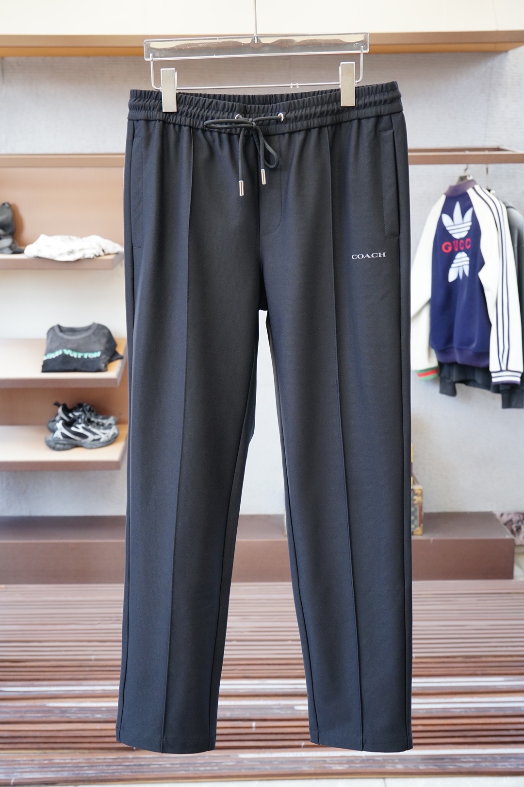 NO:564575,Coach 2025 early autumn new casual pants, original goods, simple and comfortable, unique design, creating a sense of simple lines, not picky, original customized fabric, excellent comfort, super fit, 2 colors recommended, size M-3XL,, coach, coach, alexander wang19860909Coach 蔻驰2025早秋新款休闲裤,原单狠货,简约舒适,独特设计,缔造简约线条感,版型不挑人,原版定制面料,舒适度极佳,版型超级赞,2色推荐,码数M-3XL,,coach,coach,alexander wang,Men's clothing