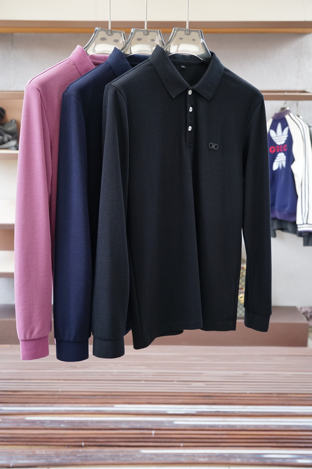 NO:600929,-BBR Burberry-New long-sleeved Polo shirt in the 2025 autumn and winter series, designed with luxurious classic elements!  The use of comfortable and breathable knitted fabrics is at cabinet level, a predictable hit, advanced custom-made fabrics, master-level tailoring, invincible texture, excellent skin-friendliness, exquisite craftsmanship, smooth lines, perfect matching with the whole shirt. The design is unique, quite fashionable, and the overall light luxury and high-end  The details are so perfect, which proves the original craftsmanship, and the appearance is extremely high-quality. As a good-looking item, it can dominate the mix and match of the entire dressing season. It is quite eye-catching whether worn alone or as an inner layer. The upper body effect is superb, elegant and intellectual, and it is easy to highlight the temperament type!  Size M-3XL,,burberry,shirts,alexander wang19860909-BBR巴宝莉-2025秋冬系列上新 长袖Polo 衬衫,奢华经典元素设计！采用舒适透气针织面料属于入柜级别,可预见性的爆款,高级定制面料,大师级剪裁,质感无敌,亲肤性极佳工艺精湛,线条流畅,完美搭配整款衬衫的设计别具一格,颇具时髦感,整体轻奢高级 细节完美如斯,印证了原厂的匠心工艺,品相极为优等,作为颜值系的一款单品,可以主导整个穿搭季的混搭,无论单穿或者内搭都颇为吸睛,上身效果超赞,优雅而知性,极易凸显出气质的类型！尺码M-3XL,,burberry,shirts,alexander wang,Men's clothing