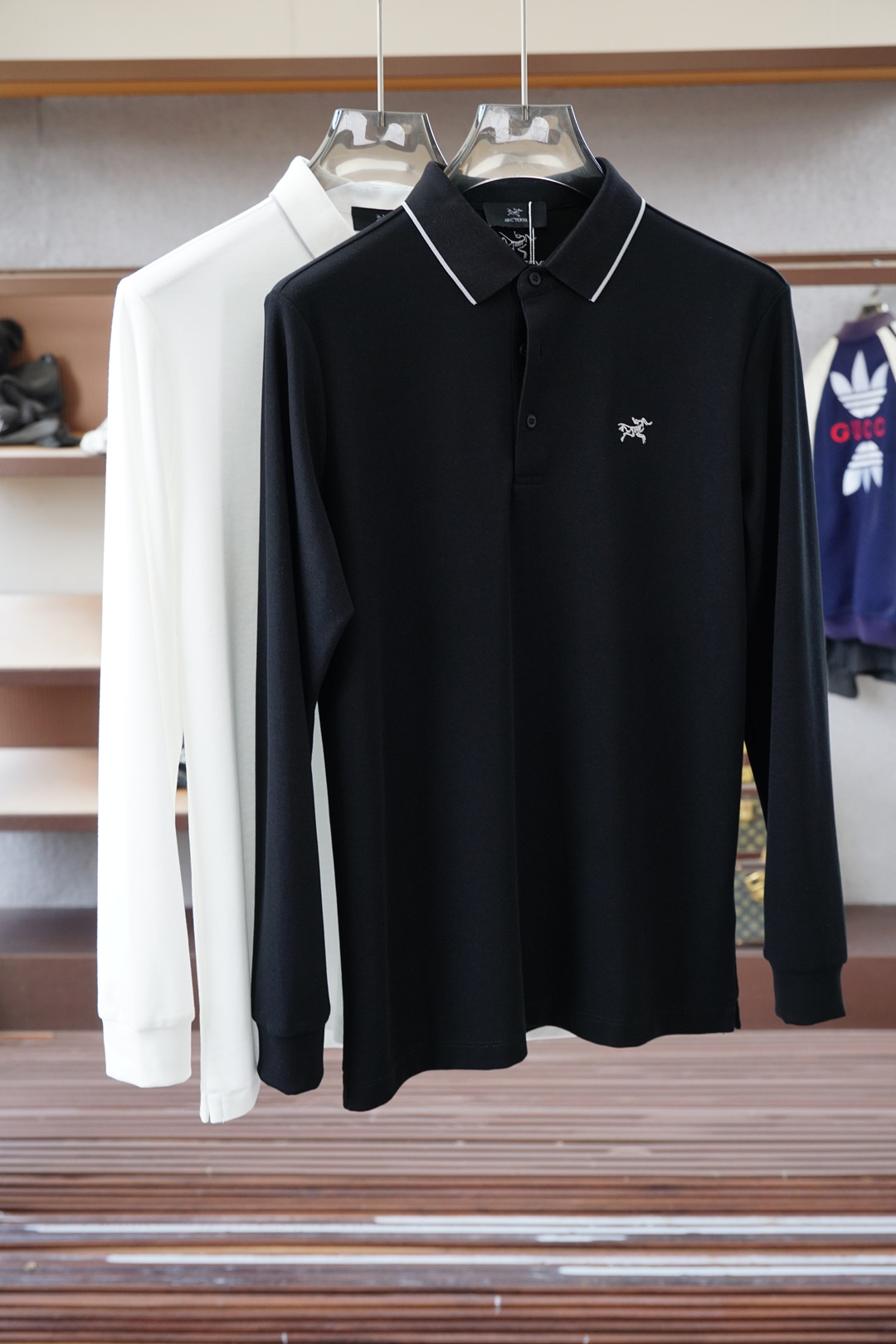 NO:600932,-New long-sleeved Polo shirt from Arc'teryx/2025 Autumn and Winter series, designed with luxurious classic elements!  The use of comfortable and breathable knitted fabrics is at cabinet level, a predictable hit, advanced custom-made fabrics, master-level tailoring, invincible texture, excellent skin-friendliness, exquisite craftsmanship, smooth lines, perfect matching with the whole shirt. The design is unique, quite fashionable, and the overall light luxury and high-end  The details are so perfect, which proves the original craftsmanship, and the appearance is extremely high-quality. As a good-looking item, it can dominate the mix and match of the entire dressing season. It is quite eye-catching whether worn alone or as an inner layer. The upper body effect is superb, elegant and intellectual, and it is easy to highlight the temperament type!  Size M-3XL,arc'teryx,shirts,alexander wang19860909-始祖鸟/2025秋冬系列上新 长袖Polo 衬衫,奢华经典元素设计！采用舒适透气针织面料属于入柜级别,可预见性的爆款,高级定制面料,大师级剪裁,质感无敌,亲肤性极佳工艺精湛,线条流畅,完美搭配整款衬衫的设计别具一格,颇具时髦感,整体轻奢高级 细节完美如斯,印证了原厂的匠心工艺,品相极为优等,作为颜值系的一款单品,可以主导整个穿搭季的混搭,无论单穿或者内搭都颇为吸睛,上身效果超赞,优雅而知性,极易凸显出气质的类型！尺码M-3XL,arc'teryx,shirts,alexander wang,Men's clothing