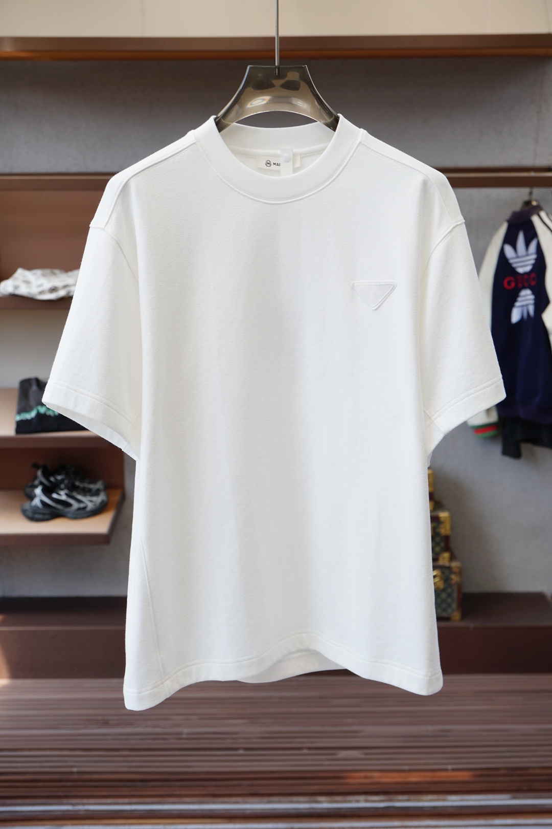 NO:566453,Prada Prada-high-end ready-to-wear autumn and winter base series!  Mature men, light mature men, favorite style. The most classic solid color, versatile and handsome round neck short-sleeved bottoming shirt for commuting. Consistently good fit. Imported original ultra-fine imported cotton and spandex fabric, soft and elastic. Basic bottoming shirts are indispensable in men’s wardrobes. They can be used to match various clothes anytime and anywhere to meet your daily needs. The fabrics and factories we choose are used by first-line brands. The clothing design is very simple and low-key. Hurry up and get it, dear friends!  Size M-XX L (model 173120 pounds M),, prada, prada, T-shirt, alexander wang19860909Prada普拉达-高级成衣 秋冬打底系列！熟男 轻熟男 最爱款式 最经典净色通勤百搭帅气的圆领短袖打底衫 一贯的好版型 进口原版超细进口棉加氨纶面料,面料柔软 弹性细腻 男人的衣柜都少不了基础打底衫 随时随地都可以拿来搭配各种服饰 满足您日常生活需求 .我们所选择的面料及工厂都是一线品牌所使用的 ,衣服设计非常的简洁 ,很是低调的设计 亲们赶紧入手！尺码M-XX L（模特173120斤M）,,prada,prada,T-shirt,alexander wang,Men's clothing