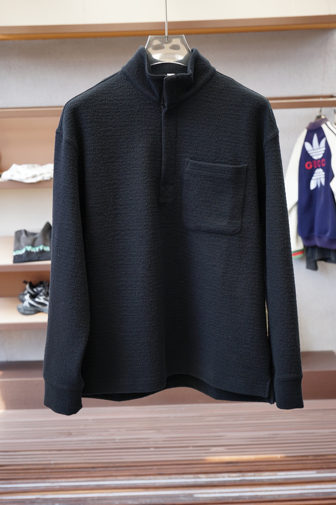 NO:566456,Prada/Autumn/Winter pullover round neck sweatshirt, solid color LOGO with large embroidered logo, high-end atmospheric classic series, classic round neck design, fashionable and stylish. Simple and elegant, made of sweatshirt cotton fabric, excellent warmth retention, anti-static, comfortable and smooth feel, super crisp and stylish shape, versatile item for street sports, low-key yet luxurious upper body, a must-have item for trendy men!  Size M-3XL,,prada,prada,hoodie,sweatshirts,alexander wang19860909Prada普拉达/秋冬套头圆领卫衣 纯色LOGO搭配刺绣大标 高端大气经典系列,经典圆领设计时尚有型 简单大方,采用卫衣棉面料,保暖极佳 可防静电手感舒适顺滑 ,版型超赞挺括有型 ,街头运动百搭单品,上身低调而不失奢华,潮男必备单品！尺码M-3XL,,prada,prada,hoodie,sweatshirts,alexander wang,Men's clothing