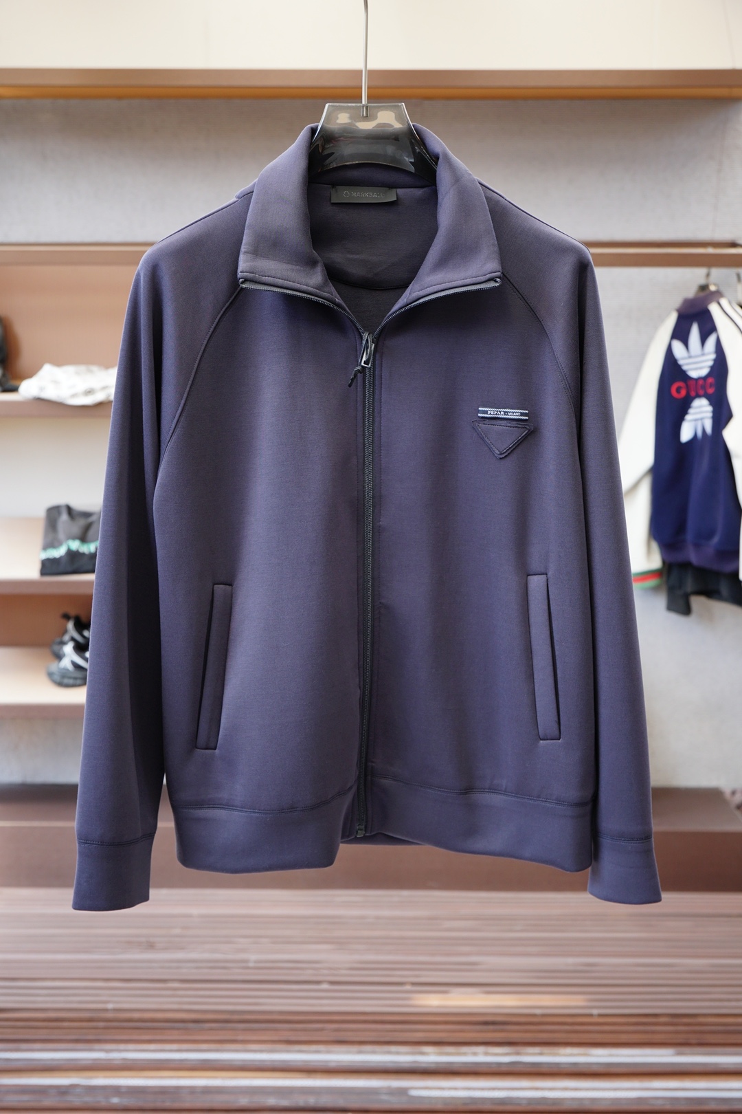 NO:566498,Clothes P, pants Prada - new fall and winter casual wool and mulberry silk suit!  Simple and elegant hooded counter custom embroidery logo design craftsmanship design!  Clean and neat tailoring, full of urban style. Exclusive top-grade customized fabrics are available. It feels soft and dry, and the upper body effect is crisp and stylish. The three-dimensional cutting technology and the version are of high standards and suitable for the benefits!  It is not tight at all, and you feel good when you wear it. With so many top-quality raw materials, we create a high-end product with unparalleled value, and the upper body effect is super good-looking!  Color black blue, size 48M~56XXXL (model 173, 143 pounds upper body size 50), prada, prada, hats, alexander wang19860909衣服P,裤子 Prada普拉达-秋冬新品休闲羊毛加桑蚕丝套装！简单大方连帽专柜定制刺绣logo设计 工艺设计！干净利落剪裁 都市风十足 可供独家顶级定制面料,手感软糯干爽,上身效果挺括有型.立体裁剪工艺,版型上都是高标准,恰当好处的廓型版！又恰恰不紧绷,穿上心情就好,,如此众多的顶级原料,打造出价值感无与伦比的高端产品,上身效果超级好看！颜色黑色蓝色,码数48M~56XXXL（模特173,143斤上身50码）,,prada,prada,hats,alexander wang,Men's clothing