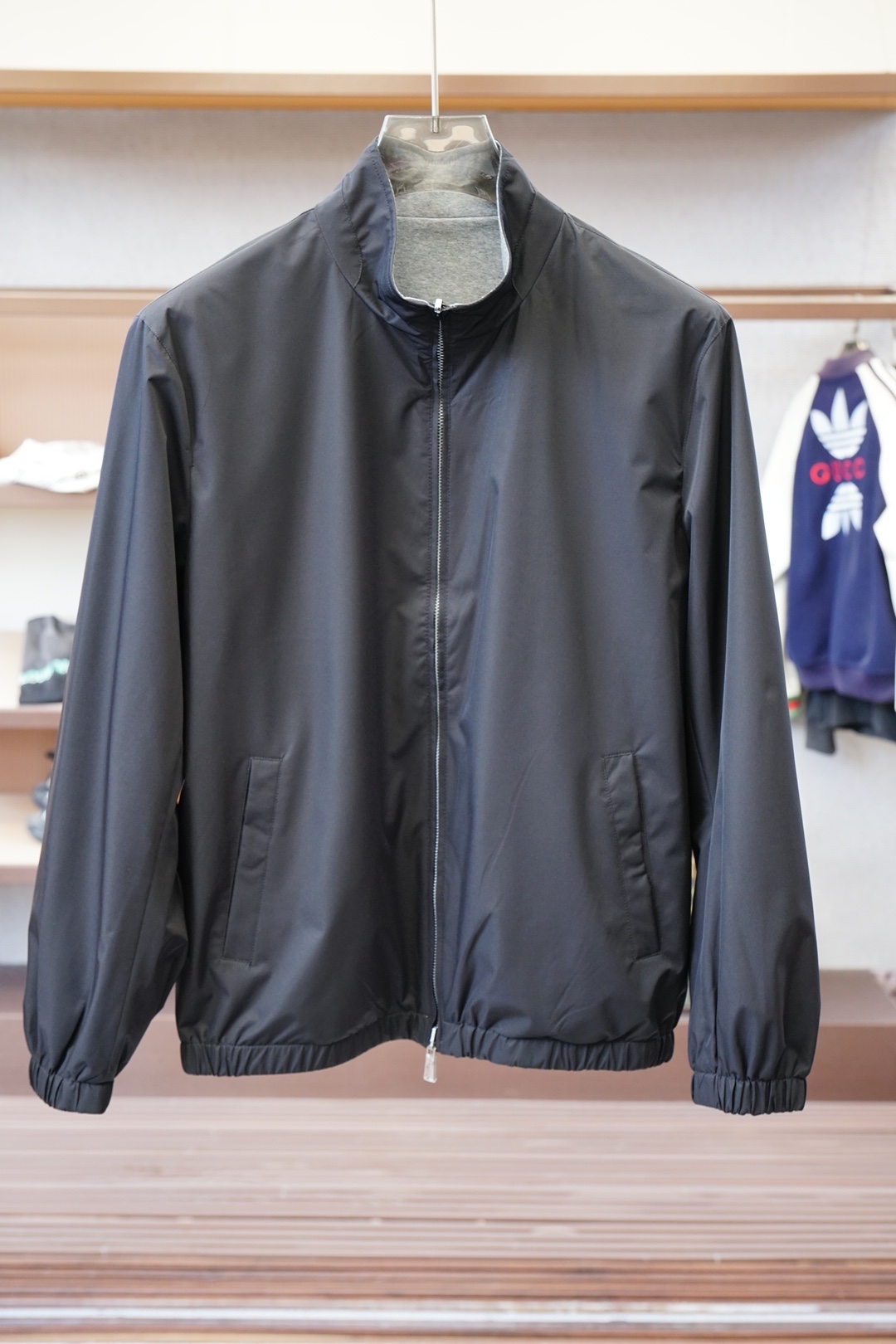 NO:568466,LP-LORO PI*NA official website hot style Italian old money style 2025 autumn and winter / (burgundy red) Simple luxury double-sided Harrington jacket classic brand old money elements customized Tencel wool knit + Tencel four-way stretch double-sided collision design simple solid color full of high-end sense versatile upper body elegant and stylish color black royal blue burgundy red peacock blue beige  Code number 48-50-52-54-56-58,,loro piana,loro piana,jackets & coats,alexander wang19860909LP-LORO PI*NA 官网爆款 意式老钱风 2025秋冬 /（勃艮第红 正） 简奢双面穿 哈灵顿夹克 经典品牌老钱元素 定制天丝羊毛针织+天丝四面弹 双面拼撞设计 简约 纯色 高级感十足 上身百搭 气质优雅有型 颜色黑色 宝蓝 勃艮第红 孔雀蓝 米色 码数48-50-52-54-56-58,,loro piana,loro piana,jackets & coats,alexander wang,Men's clothing