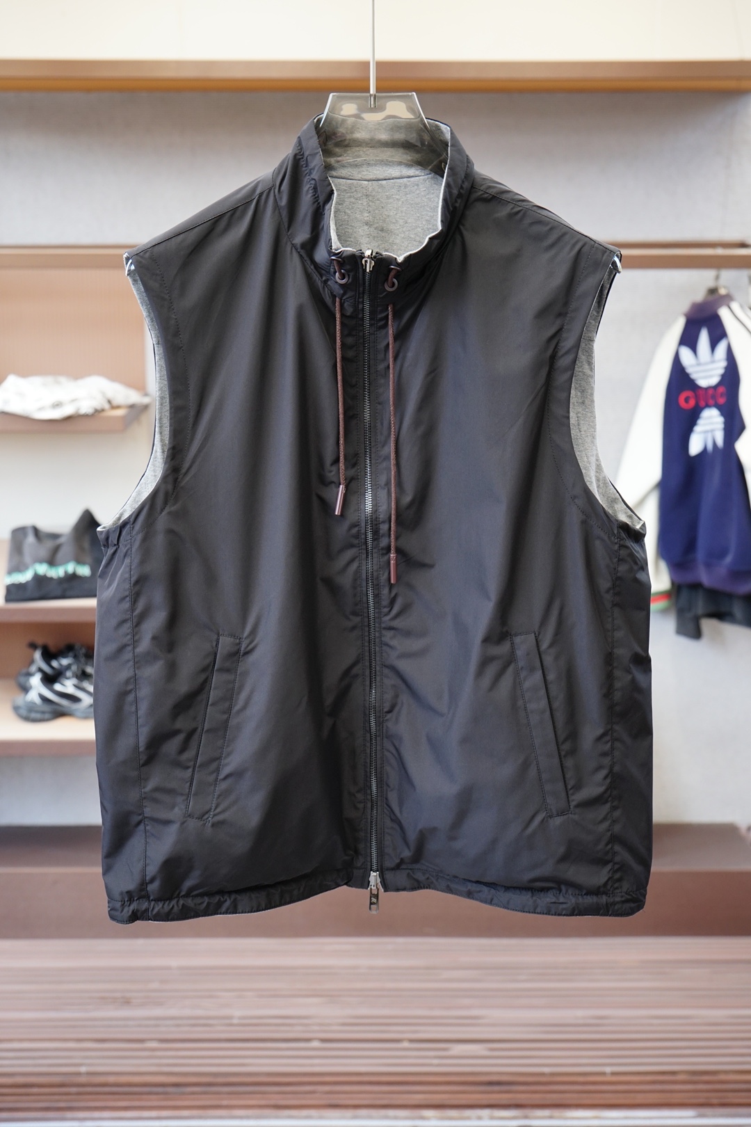 NO:568471,,LP/ Italian simple luxury casual style 2025 Spring and Autumn / Blue details Light luxury eagle logo two-color casual vest Two-color composite elastic fabric Simple contrasting colors Hemming and capable design Light and delicate Comfortable Breathable Movement with tension Hardware lettering Complex craftsmanship and exquisite details Light luxury series Business casual Simple and elegant Lightweight Sports versatile Color black, rice  Code number 48-50-52-54-56,,loro piana,alexander wang19860909,LP/ 意式简奢休闲风 2025 春秋 /蓝色细节 轻奢老鹰标双色面休闲马甲 双色面复合弹力面料  简约互撞色 包边干练设计  轻薄精致 舒适 透气 运动自如 有张力 五金刻字 工艺繁琐细节考究 轻奢系列 商务休闲 简洁优雅 轻盈 运动百搭 颜色黑,米 码数48-50-52-54-56,,loro piana,alexander wang,Men's clothing