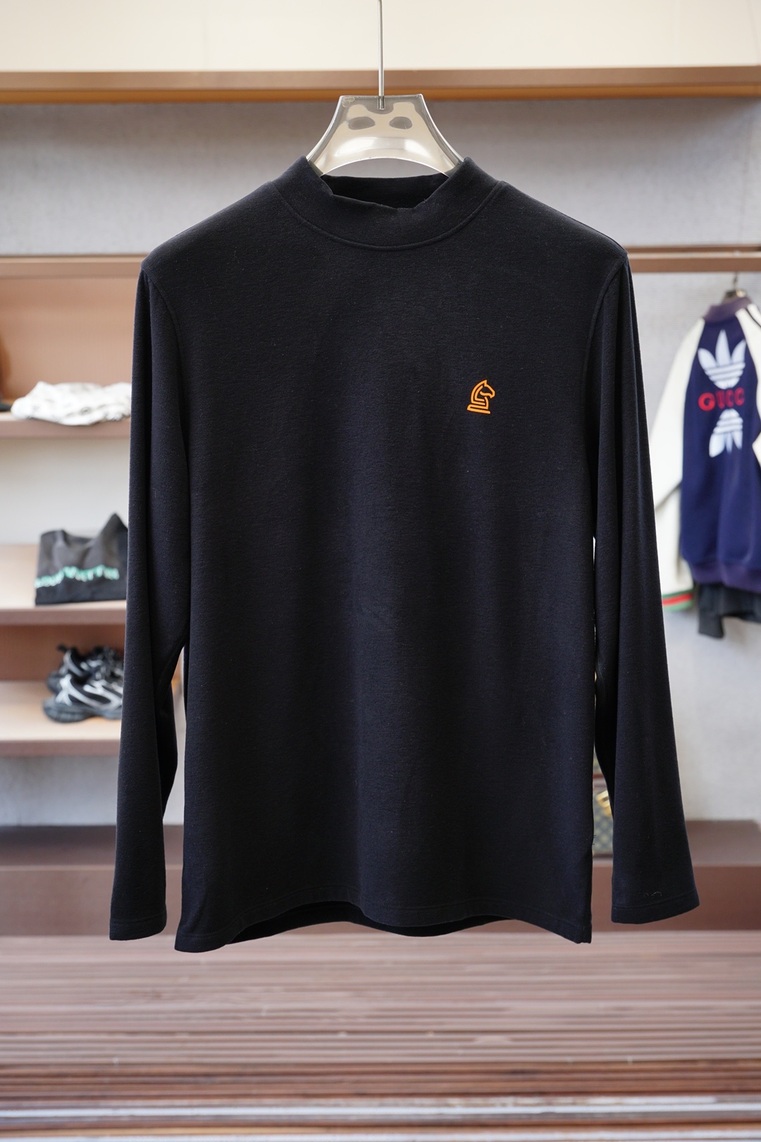 NO:566404,- Autumn and winter Hermes - Camel Italian simple luxury casual style Light luxury solid color ZZ letter mark German velvet bottoming shirt Simple brand logo element Letter + zodiac snake pattern printing design High luxury and exquisite atmosphere Elegant and casual Simple luxury solid color Natural texture casual Customized German velvet German high-tech thermal fiber Give you cashmere-like care...! Color Black Camel High-grade gray  Size 48-50-52-54-56-58-60 (48-58 sizes are recommended for 110-230 pounds and can be worn) Click to buy,,hermes,hermes,alexander wang19860909- 秋冬 Hermes爱马仕-驼色 意式简奢休闲风 轻奢纯色ZZ字母标德绒打底衫 简约品牌标识元素 字母+生肖蛇图案印花设计 高奢精致 大气 优雅休闲 简奢纯色 天然质感休闲 定制德绒 德国高科技保暖纤维 给您羊绒般的呵护……! 颜色黑色 驼色 高级灰 码数48-50-52-54-56-58-60（48-58码主推110-230斤可穿） 点击抢购,,hermes,hermes,alexander wang,Men's clothing