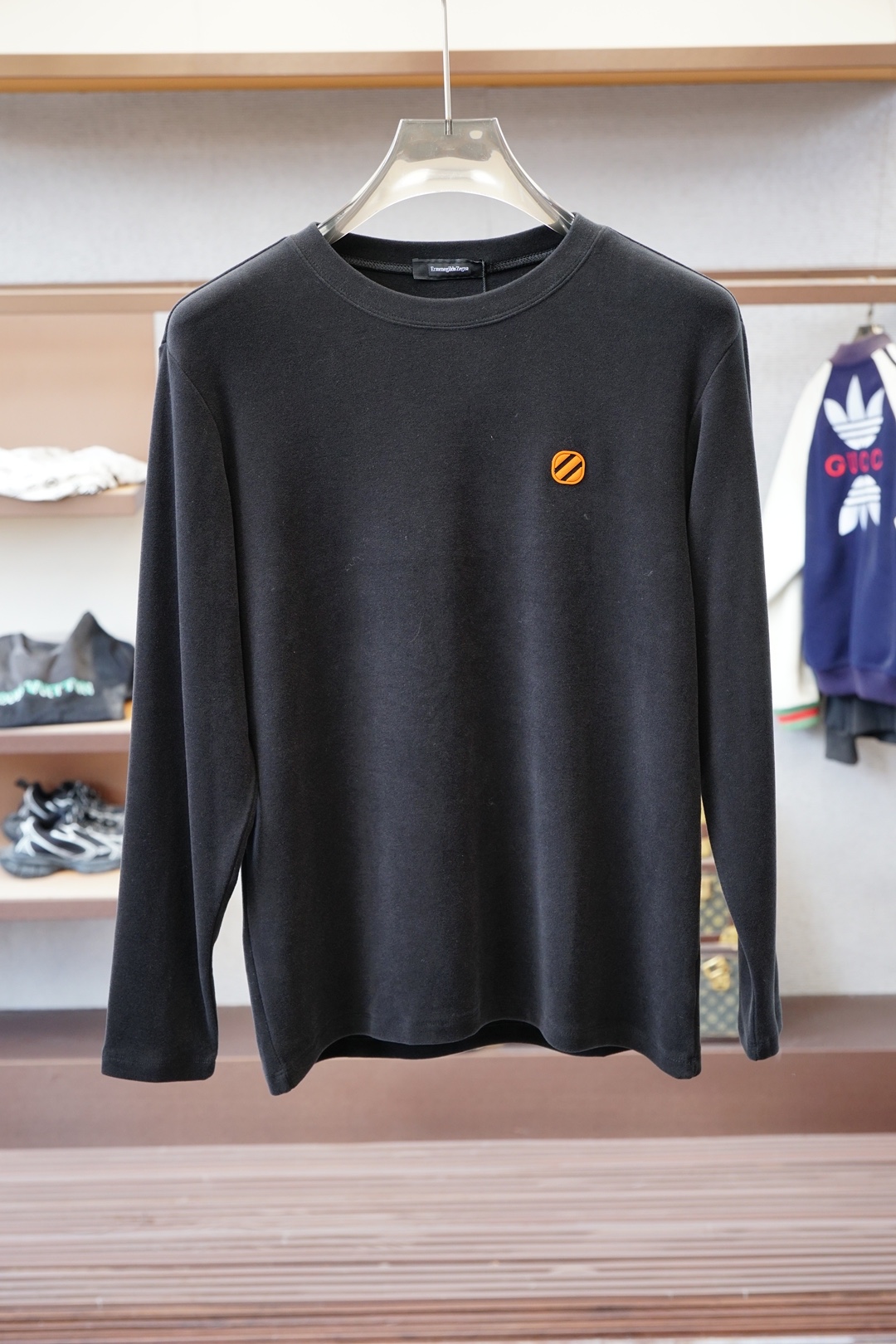 NO:566446,- Autumn and winter ZZ Ermenegildo Zegna/Camel Italian simple luxury casual style Light luxury solid color ZZ letter logo German velvet bottoming shirt Simple brand logo element ZZ letter + zodiac snake pattern printing design High luxury and exquisite atmosphere Elegant and casual Simple luxury solid color Natural texture casual Customized German velvet German high-tech thermal fiber Give you cashmere-like care...! Color Black Camel High-grade gray  Size 48-50-52-54-56-58-60 (48-58 sizes are mainly recommended for 110-230 pounds and can be worn) Click to buy,,zegna,alexander wang19860909- 秋冬 ZZ 杰尼亚 /驼色 意式简奢休闲风 轻奢纯色ZZ字母标德绒打底衫 简约品牌标识元素 ZZ 字母+生肖蛇图案印花设计 高奢精致 大气 优雅休闲 简奢纯色 天然质感休闲 定制德绒 德国高科技保暖纤维 给您羊绒般的呵护……! 颜色黑色 驼色 高级灰 码数48-50-52-54-56-58-60（48-58码主推110-230斤可穿） 点击抢购,,zegna,alexander wang,Men's clothing