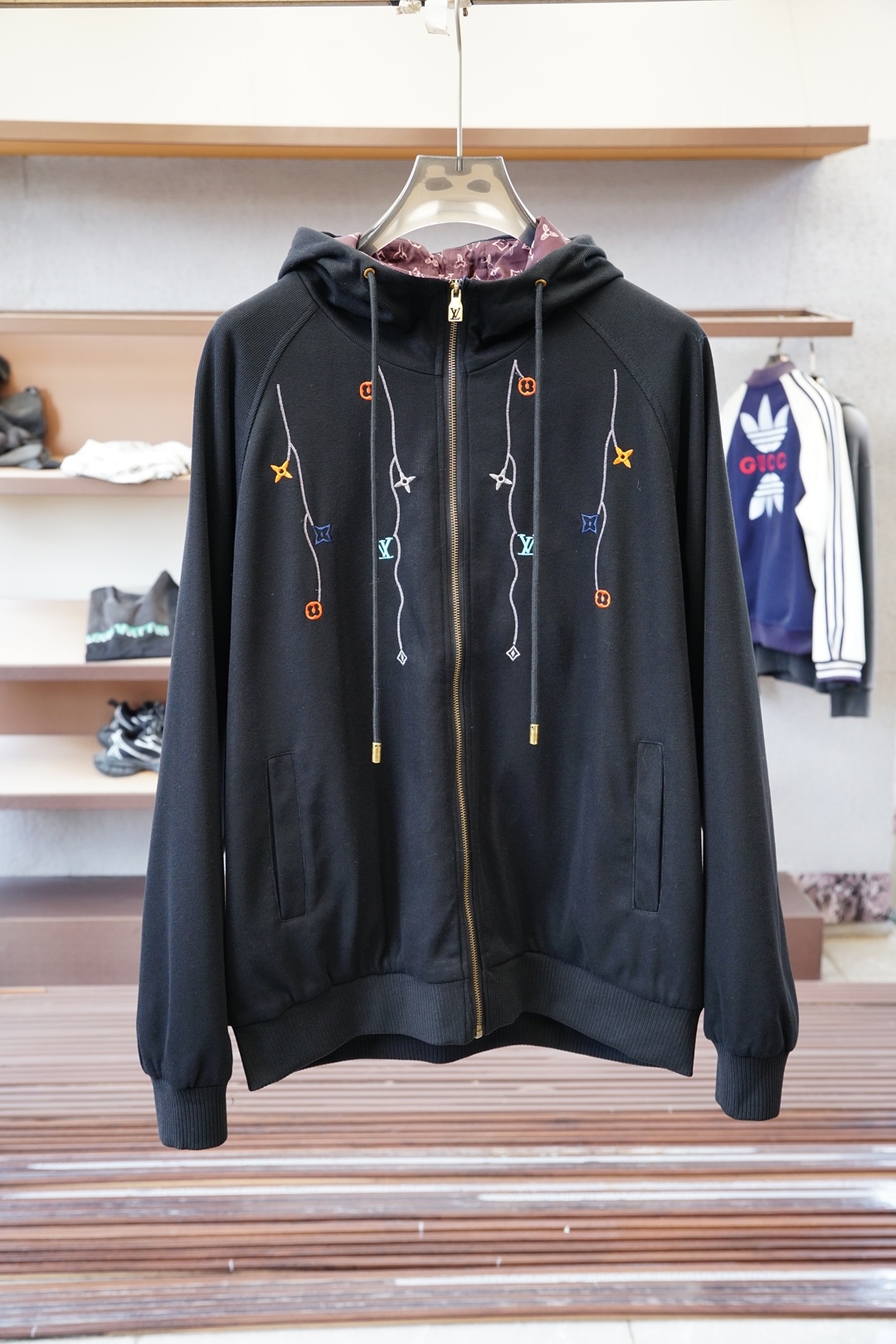 NO:566476,The new LV-Louis Vuitton/cotton hooded sweatshirt in the autumn and winter series. This sweatshirt is made of custom-imported thickened 380g pure cotton knitting. The fabric feels light, delicate, soft and waxy, while also taking into account the superior stiffness. The terry texture closely arranged like fish scales on the inside is close to the skin, warm and breathable without any prickly feeling! The cuffs and hem are spliced ​​with dyed knitted ribs, making the wearer more handsome and stylish! The front of the body is decorated with patterns, carefully embroidered with top-notch craftsmanship, and matched with brand embellishments, showing both luxury class and fashion sense! The basic and casual round-neck cut has a significant effect of slimming down and hiding body fat. It can control your daily casual wear. There is no gender limit and the same style is recommended for men and women! Size M-3XL,,louis vuitton,hoodie,sweatshirts,hats,alexander wang19860909秋冬系列上新 LV-路意诶威登/棉质连帽卫衣 此款卫衣衫选用定制进口加厚380克纯棉针织制成,该面料手感轻薄细腻软糯,同时兼顾优越的挺括感,内里如同鱼鳞般紧密排列的毛圈肌理,贴肤保暖透气毫无扎刺感可言！袖口以及下摆同缸色染针织罗纹拼接,令着身者更加帅气有型！衣身正面由图案装饰,采用顶级工艺精心刺绣,搭配品牌点缀,将奢华档次与时尚感都展现了出来！基础休闲的圆领版型剪裁,着穿显瘦藏肉效果显著,能够驾驭你日常各种休闲着装穿法,无性别身材的限定,男女同款推荐！ 尺码M-3XL,,louis vuitton,hoodie,sweatshirts,hats,alexander wang,Men's clothing