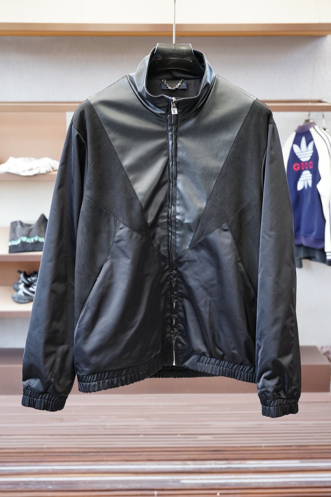 NO:566488,LV Louis Vuitton - New Autumn and Winter Masterpieces FW new autumn and winter products on sale in the cabinet, luxurious style. The windproof and hydrophobic surface is made of microfiber blend to create a natural hydrophobic effect, rejecting the stuffiness of the chemical coating and showing a luxurious feel. The red and green webbing body jacquard fabric in the details is customized with riri hardware and feels the top dressing trend. Color Black Size M-3XL, Louis Vuitton, Louis  vuitton,alexander wang19860909LV路易威登- 秋冬力作新款 柜柜在售的 FW秋冬新品,奢华风格.防风疏水面采用超细纤维混纺,打造自然的聚水疏水效果,拒绝化合涂层的闷热贴身展现奢华感的极品色彩.细节处的红绿织带衣身提花面料定制riri五金件,感受顶尖穿搭潮流. 颜色黑 尺码M-3XL,,louis vuitton,louis vuitton,alexander wang,Men's clothing