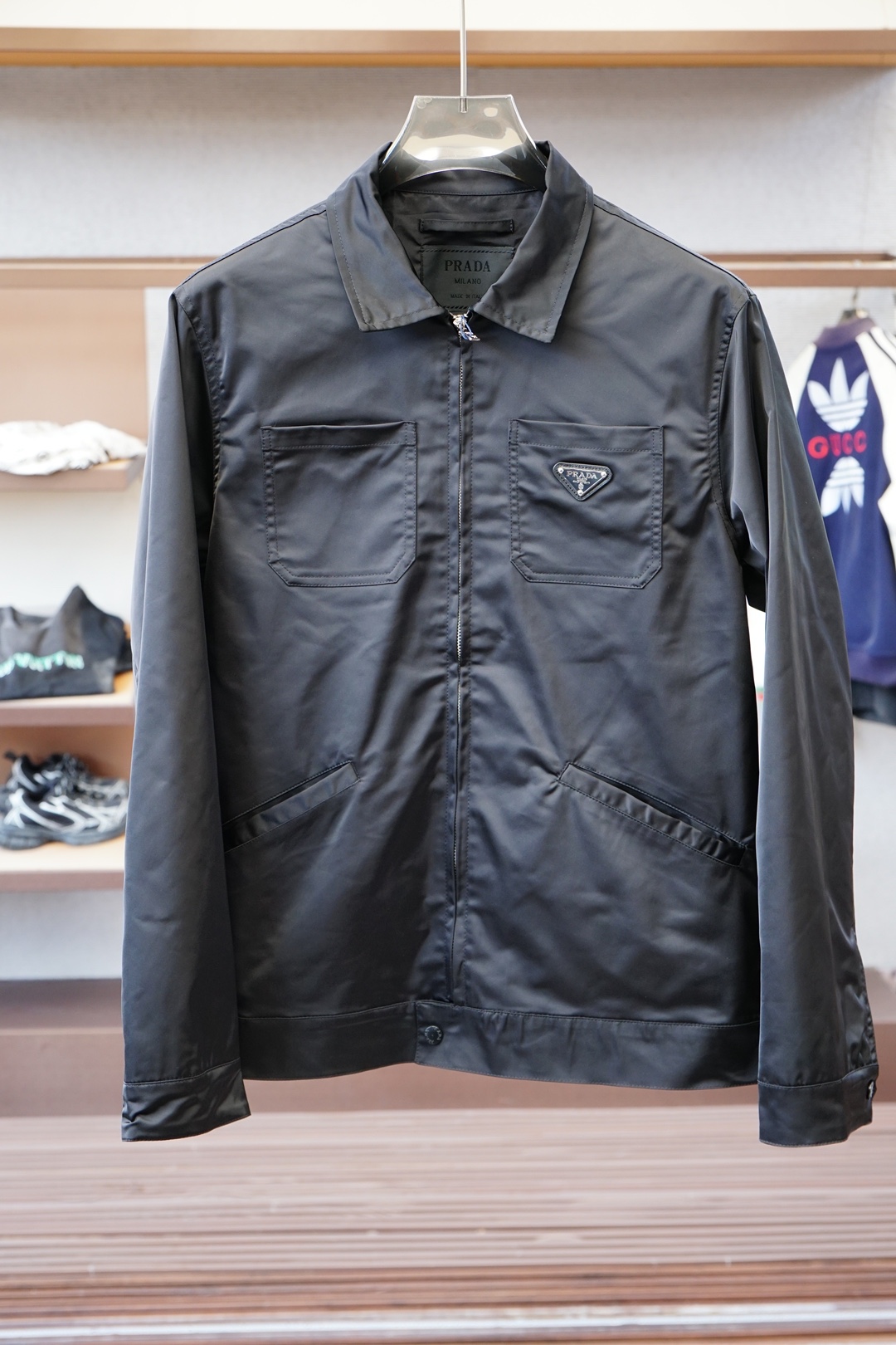 NO:566484,- Prada - New masterpieces for autumn and winter. FW new autumn and winter products on sale in the cabinet, luxurious style. The windproof and hydrophobic surface is made of microfiber blend to create a natural water-polymerizing and hydrophobic effect, rejecting the stuffy and hot body of the chemical coating to show the best color of luxury. The red and green webbing body jacquard fabric in the details is customized with riri hardware and feels the top dressing trend. Color black Size M-3XL,, prada, prada, alexander wang19860909- Prada普拉达- 秋冬力作新款 柜柜在售的 FW秋冬新品,奢华风格.防风疏水面采用超细纤维混纺,打造自然的聚水疏水效果,拒绝化合涂层的闷热贴身展现奢华感的极品色彩.细节处的红绿织带衣身提花面料定制riri五金件,感受顶尖穿搭潮流. 颜色黑 尺码M-3XL,,prada,prada,alexander wang,Men's clothing