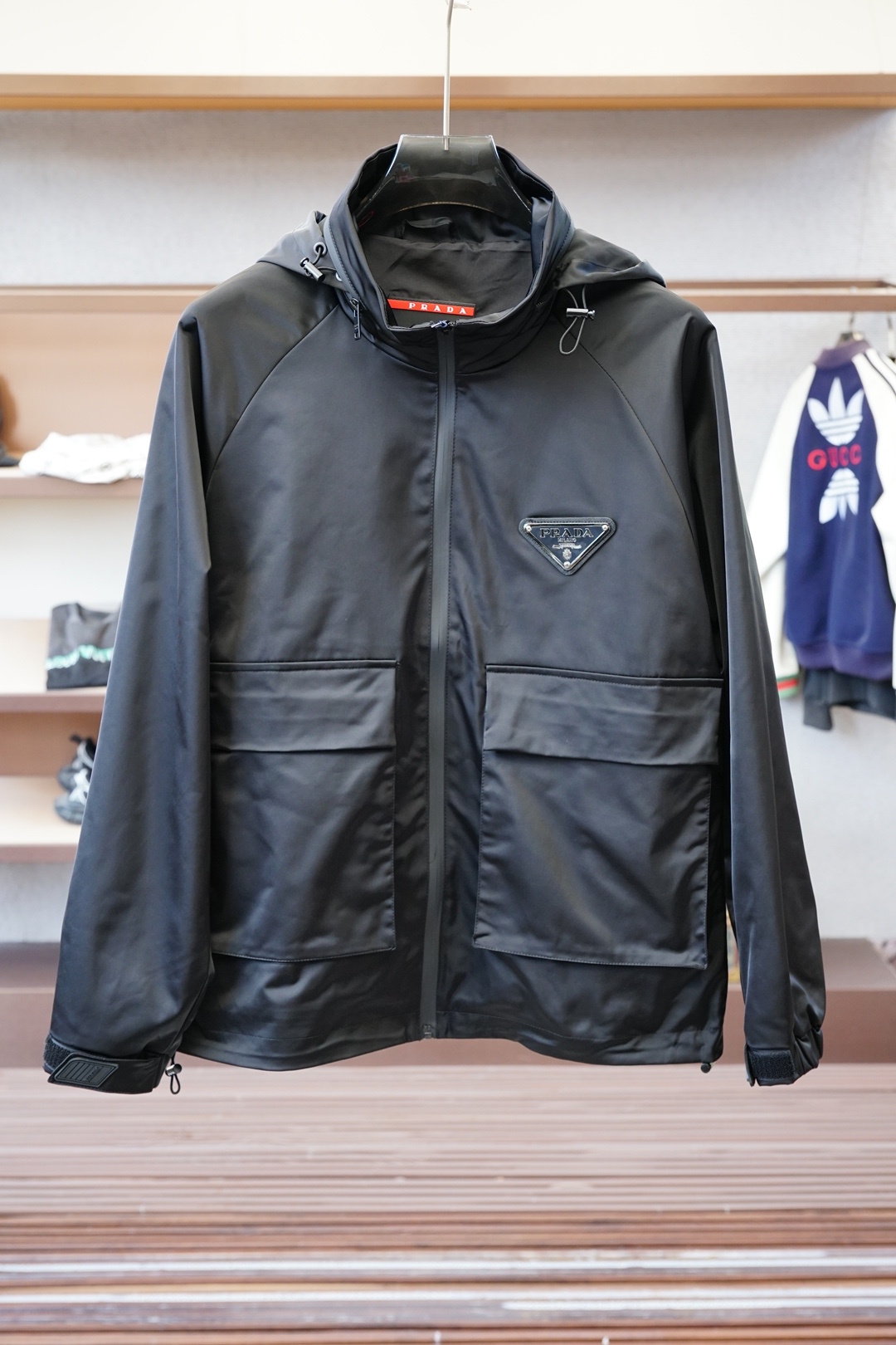 NO:566480,Prada - New masterpieces for autumn and winter. New FW autumn and winter products on sale in the cabinet, luxurious style. The windproof and hydrophobic surface is made of microfiber blend to create a natural water-polymerizing and hydrophobic effect, rejecting the stuffy and hot body of the chemical coating to show the best color of luxury. The red and green webbing body jacquard fabric in the details is customized with riri hardware and feels the top dressing trend. Color black Size M-3XL,, prada, prada, alexander wang19860909Prada普拉达- 秋冬力作新款 柜柜在售的 FW秋冬新品,奢华风格.防风疏水面采用超细纤维混纺,打造自然的聚水疏水效果,拒绝化合涂层的闷热贴身展现奢华感的极品色彩.细节处的红绿织带衣身提花面料定制riri五金件,感受顶尖穿搭潮流. 颜色黑 尺码M-3XL,,prada,prada,alexander wang,Men's clothing