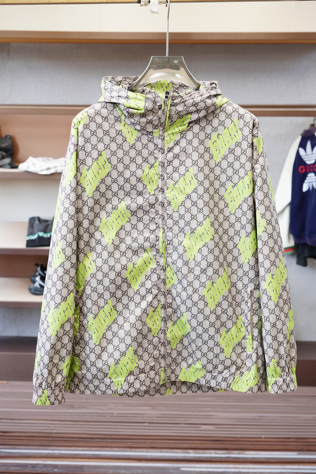 NO:566473,Gucci - Autumn and winter masterpiece new FW autumn and winter new products on sale in the cabinet, luxurious style. The windproof and hydrophobic surface is made of microfiber blend to create a natural hydrophobic effect, rejecting the sultry heat of the chemical coating and showing a luxurious feel. The red and green webbing body jacquard fabric in the details is customized with riri hardware and feels the top dressing trend. Color black Size M-3XL,, gucci, alexander wang19860909Gucci古奇- 秋冬力作新款 柜柜在售的 FW秋冬新品,奢华风格.防风疏水面采用超细纤维混纺,打造自然的聚水疏水效果,拒绝化合涂层的闷热贴身展现奢华感的极品色彩.细节处的红绿织带衣身提花面料定制riri五金件,感受顶尖穿搭潮流. 颜色黑 尺码M-3XL,,gucci,alexander wang,Men's clothing