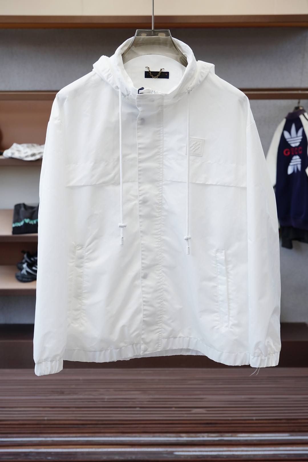 NO:566468,- Lv Louis Vuitton - New masterpieces for autumn and winter. FW new autumn and winter products on sale in the cabinet, luxurious style. The windproof and hydrophobic surface is made of microfiber blend to create a natural hydrophobic effect, which rejects the stuffy heat of the chemical coating and shows the best color of luxury. The red and green webbing body jacquard fabric in the details is customized with riri hardware and feels the top dressing trend. Color white Size M-3XL, Louis Vuitton, Louis  vuitton,alexander wang19860909- Lv路易威登- 秋冬力作新款 柜柜在售的 FW秋冬新品,奢华风格.防风疏水面采用超细纤维混纺,打造自然的聚水疏水效果,拒绝化合涂层的闷热贴身展现奢华感的极品色彩.细节处的红绿织带衣身提花面料定制riri五金件,感受顶尖穿搭潮流. 颜色白 尺码M-3XL,,louis vuitton,louis vuitton,alexander wang,Men's clothing