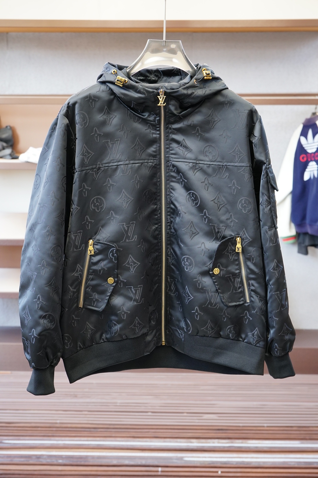 NO:566496,LV Louis Vuitton - New Autumn and Winter Masterpieces FW new autumn and winter products on sale in the cabinet, luxurious style. The windproof and hydrophobic surface is made of microfiber blend to create a natural hydrophobic effect, rejecting the stuffiness of the chemical coating and showing a luxurious feel. The red and green webbing body jacquard fabric in the details is customized with riri hardware and feels the top dressing trend. Color Black Size M-3XL, Louis Vuitton, Louis  vuitton,alexander wang19860909LV路易威登- 秋冬力作新款 柜柜在售的 FW秋冬新品,奢华风格.防风疏水面采用超细纤维混纺,打造自然的聚水疏水效果,拒绝化合涂层的闷热贴身展现奢华感的极品色彩.细节处的红绿织带衣身提花面料定制riri五金件,感受顶尖穿搭潮流. 颜色黑 尺码M-3XL,,louis vuitton,louis vuitton,alexander wang,Men's clothing