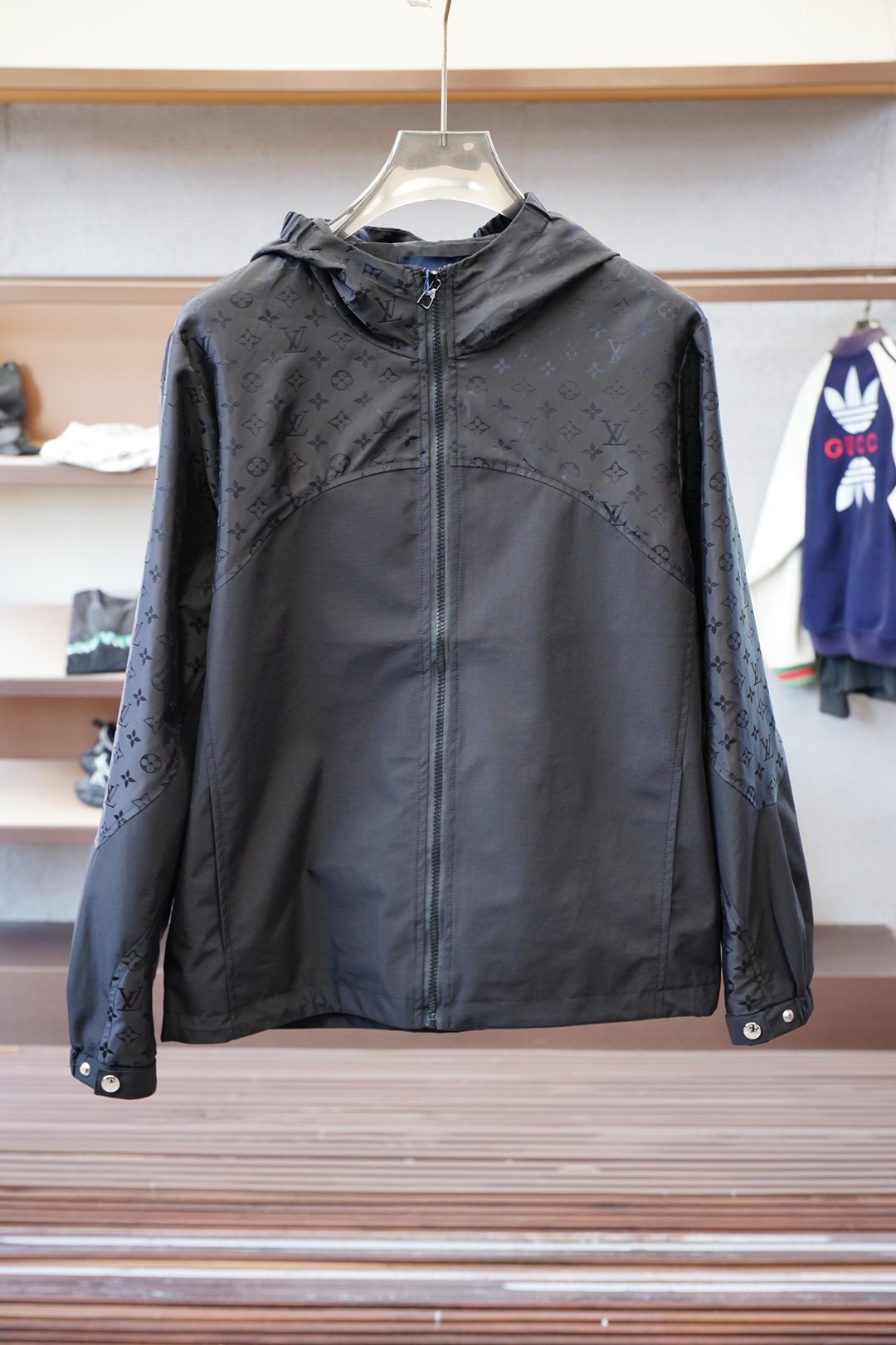 NO:566492,Lv Louis Vuitton - New Autumn and Winter Masterpieces FW new autumn and winter products on sale in the cabinet, luxurious style. The windproof and hydrophobic surface is made of microfiber blend to create a natural hydrophobic effect, rejecting the sultry heat of the chemical coating and showing the best color with a sense of luxury. The red and green webbing body jacquard fabric in the details is customized with riri hardware and feels the top dressing trend. Color Black Size M-3XL, Louis Vuitton, Louis  vuitton,alexander wang19860909Lv 路易威登- 秋冬力作新款 柜柜在售的 FW秋冬新品,奢华风格.防风疏水面采用超细纤维混纺,打造自然的聚水疏水效果,拒绝化合涂层的闷热贴身展现奢华感的极品色彩.细节处的红绿织带衣身提花面料定制riri五金件,感受顶尖穿搭潮流. 颜色黑 尺码M-3XL,,louis vuitton,louis vuitton,alexander wang,Men's clothing