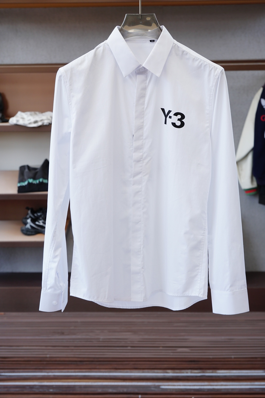 NO:566447,Y3-new products are on sale at the counter. Fashionable high-end men's shirts, pure white design, clean and tidy, a must-have series for the chairman's elite, comfortable and relaxed without losing the sense of grandeur. The small stand-up collar positioning design breaks the traditional constraints and is more youthful and fashionable. The embroidered logo design on the chest is more brand-recognizable. Imported top high-density 100-point high-quality Pima cotton is skin-friendly and comfortable.  It feels very delicate, has a good texture, is cool and breathable, and is not easy to wrinkle. It is a good one and can be worn alone or layered. If you like it, you can stock up in advance!  Hurry up and grab it. Sizes (M-XXX L) available for pickup the next day.,,alexander wang19860909Y3-新品 专柜在售 时尚高端男装衬衣,纯白色设计干净利落整洁,董事长精英必备系列,舒适松弛又不失大气感,小立领定位设计打破传统束缚,更具年轻时尚味道,胸前刺绣Logo设计,更具品牌辨识度,进口顶极高密度100分优质皮马棉棉亲肤舒适 摸上去非常的细腻,质感很好,凉爽透气,不易起皱,不错的一款,内搭单穿都完全没问题,喜欢的亲也可以提早囤货！赶紧下手抢吧.尺码（M-XXX L）隔天取货.,,alexander wang,Men's clothing