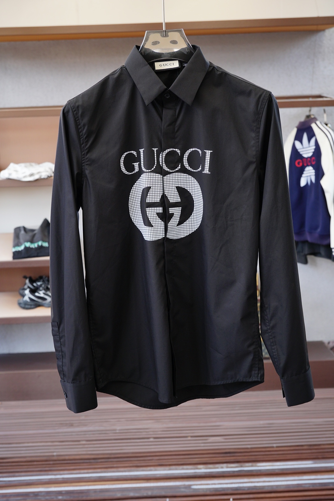 NO:566441,Gucci - New Products On Sale at the Counter Fashionable high-end men's shirts, pure white design, clean and tidy, Chairman Elite Essential Series, comfortable and relaxed without losing the sense of grandeur, small stand-up collar positioning design breaks the traditional constraints, more youthful and fashionable taste, embroidered logo design on the chest, more brand recognition, imported top high-density 100-point high-quality Pima cotton is skin-friendly and comfortable  It feels very delicate, has a good texture, is cool and breathable, and is not easy to wrinkle. It is a good one and can be worn alone or layered. If you like it, you can stock up in advance!  Hurry up and grab it. Sizes (M-XXX L) available for pickup the next day.,,gucci,alexander wang19860909Gucci古奇-新品 专柜在售 时尚高端男装衬衣,纯白色设计干净利落整洁,董事长精英必备系列,舒适松弛又不失大气感,小立领定位设计打破传统束缚,更具年轻时尚味道,胸前刺绣Logo设计,更具品牌辨识度,进口顶极高密度100分优质皮马棉棉亲肤舒适 摸上去非常的细腻,质感很好,凉爽透气,不易起皱,不错的一款,内搭单穿都完全没问题,喜欢的亲也可以提早囤货！赶紧下手抢吧.尺码（M-XXX L）隔天取货.,,gucci,alexander wang,Men's clothing