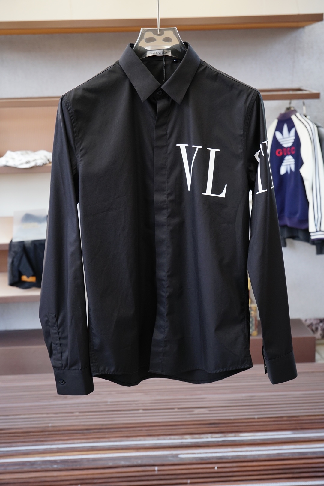 NO:566435,Valentino - new products on sale at the counter. Fashionable high-end men's shirts, pure white design, clean and tidy, chairman's elite must-have series, comfortable and relaxed without losing the sense of grandeur. The small stand-up collar positioning design breaks the traditional constraints and has a more youthful and fashionable taste. The embroidered logo design on the chest is more brand-recognizable. Imported top high-density 100-point high-quality Pima cotton is skin-friendly and comfortable.  It feels very delicate, has a good texture, is cool and breathable, and is not easy to wrinkle. It is a good one and can be worn alone or layered. If you like it, you can stock up in advance!  Hurry up and grab it. Sizes (M-XXX L) available for pickup the next day.,,valentino,alexander wang19860909华伦天奴-新品 专柜在售 时尚高端男装衬衣,纯白色设计干净利落整洁,董事长精英必备系列,舒适松弛又不失大气感,小立领定位设计打破传统束缚,更具年轻时尚味道,胸前刺绣Logo设计,更具品牌辨识度,进口顶极高密度100分优质皮马棉棉亲肤舒适 摸上去非常的细腻,质感很好,凉爽透气,不易起皱,不错的一款,内搭单穿都完全没问题,喜欢的亲也可以提早囤货！赶紧下手抢吧.尺码（M-XXX L）隔天取货.,,valentino,alexander wang,Men's clothing