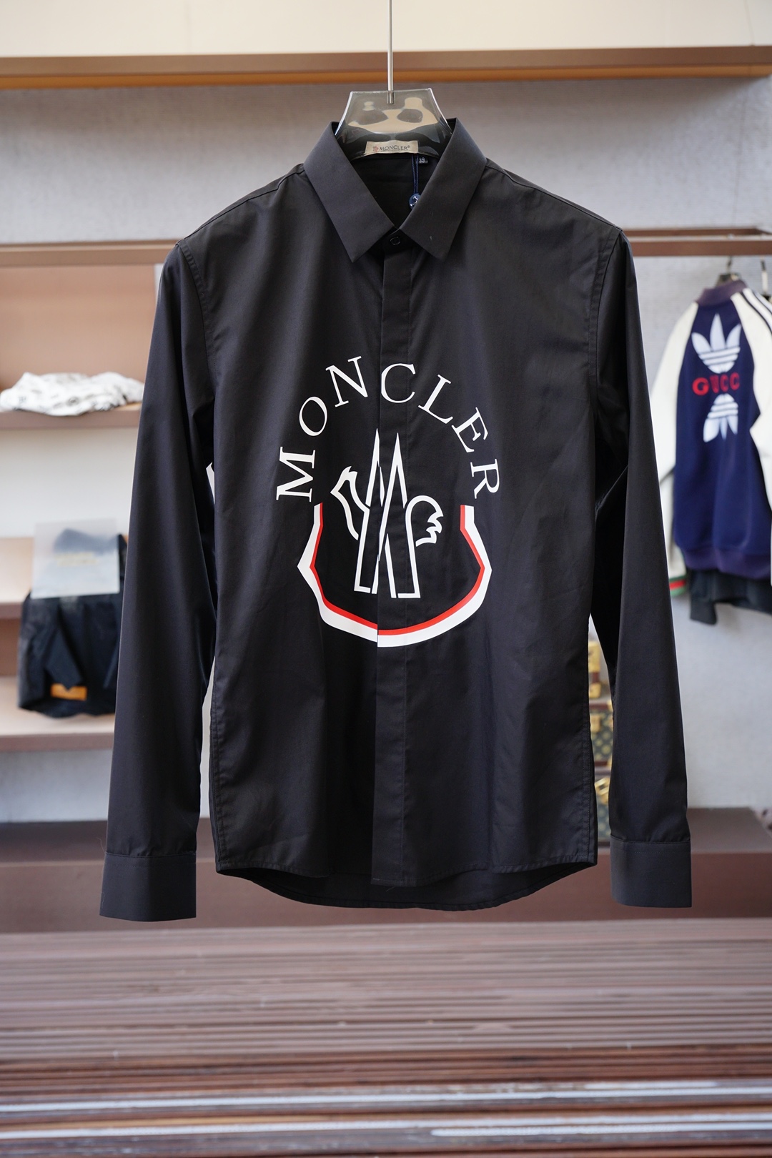 NO:566429,Muzzle/new products are on sale at the counter. Fashionable high-end men's shirts, pure white design, clean and tidy, a must-have series for the chairman's elite, comfortable and relaxed without losing the sense of grandeur. The small stand-up collar positioning design breaks the traditional constraints and is more youthful and fashionable. The embroidered logo design on the chest is more brand-recognizable. Imported top high-density 100-point high-quality Pima cotton is skin-friendly and comfortable.  It feels very delicate, has a good texture, is cool and breathable, and is not easy to wrinkle. It is a good one and can be worn alone or layered. If you like it, you can stock up in advance!  Hurry up and grab it. Sizes (M-XXX L) available for pickup the next day.,,Moncler,alexander wang19860909蒙口/新品 专柜在售 时尚高端男装衬衣,纯白色设计干净利落整洁,董事长精英必备系列,舒适松弛又不失大气感,小立领定位设计打破传统束缚,更具年轻时尚味道,胸前刺绣Logo设计,更具品牌辨识度,进口顶极高密度100分优质皮马棉棉亲肤舒适 摸上去非常的细腻,质感很好,凉爽透气,不易起皱,不错的一款,内搭单穿都完全没问题,喜欢的亲也可以提早囤货！赶紧下手抢吧.尺码（M-XXX L）隔天取货.,,Moncler,alexander wang,Men's clothing