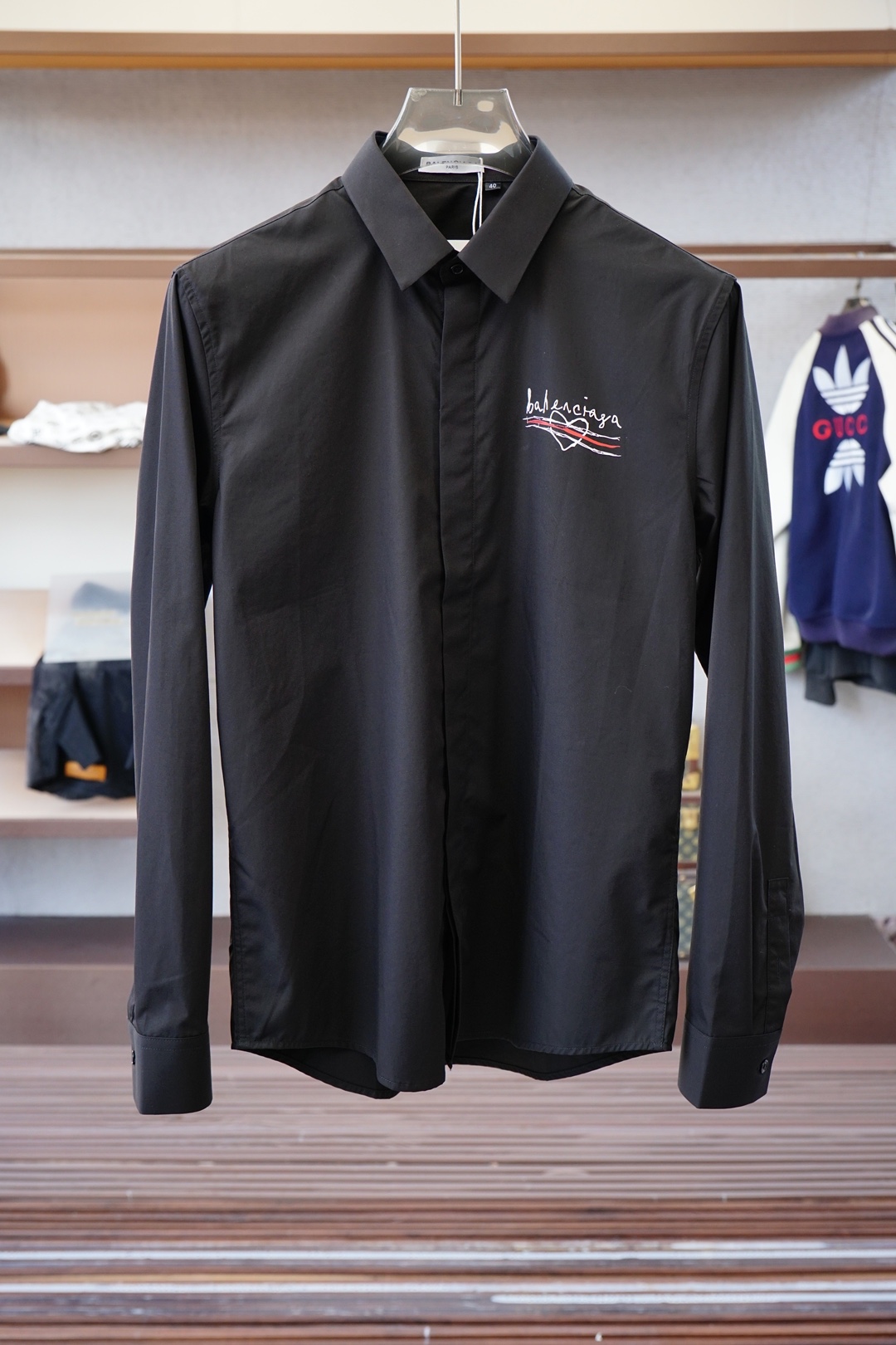 NO:566423,Balenciaga - New Products On Sale at the Counter Fashionable high-end men's shirts, pure white design, clean and tidy, a must-have series for the chairman's elite, comfortable and relaxed without losing the sense of grandeur, small stand-up collar positioning design breaks the traditional constraints, more youthful and fashionable, embroidered logo design on the chest, more brand recognition, imported top high density 100-point high-quality Pima cotton is skin-friendly and comfortable  It feels very delicate, has a good texture, is cool and breathable, and is not easy to wrinkle. It is a good one and can be worn alone or layered. If you like it, you can stock up in advance!  Hurry up and grab it. Sizes (M-XXX L) available for pickup the next day.,,balenciaga,alexander wang19860909巴黎世家-新品 专柜在售 时尚高端男装衬衣,纯白色设计干净利落整洁,董事长精英必备系列,舒适松弛又不失大气感,小立领定位设计打破传统束缚,更具年轻时尚味道,胸前刺绣Logo设计,更具品牌辨识度,进口顶极高密度100分优质皮马棉棉亲肤舒适 摸上去非常的细腻,质感很好,凉爽透气,不易起皱,不错的一款,内搭单穿都完全没问题,喜欢的亲也可以提早囤货！赶紧下手抢吧.尺码（M-XXX L）隔天取货.,,balenciaga,alexander wang,Men's clothing